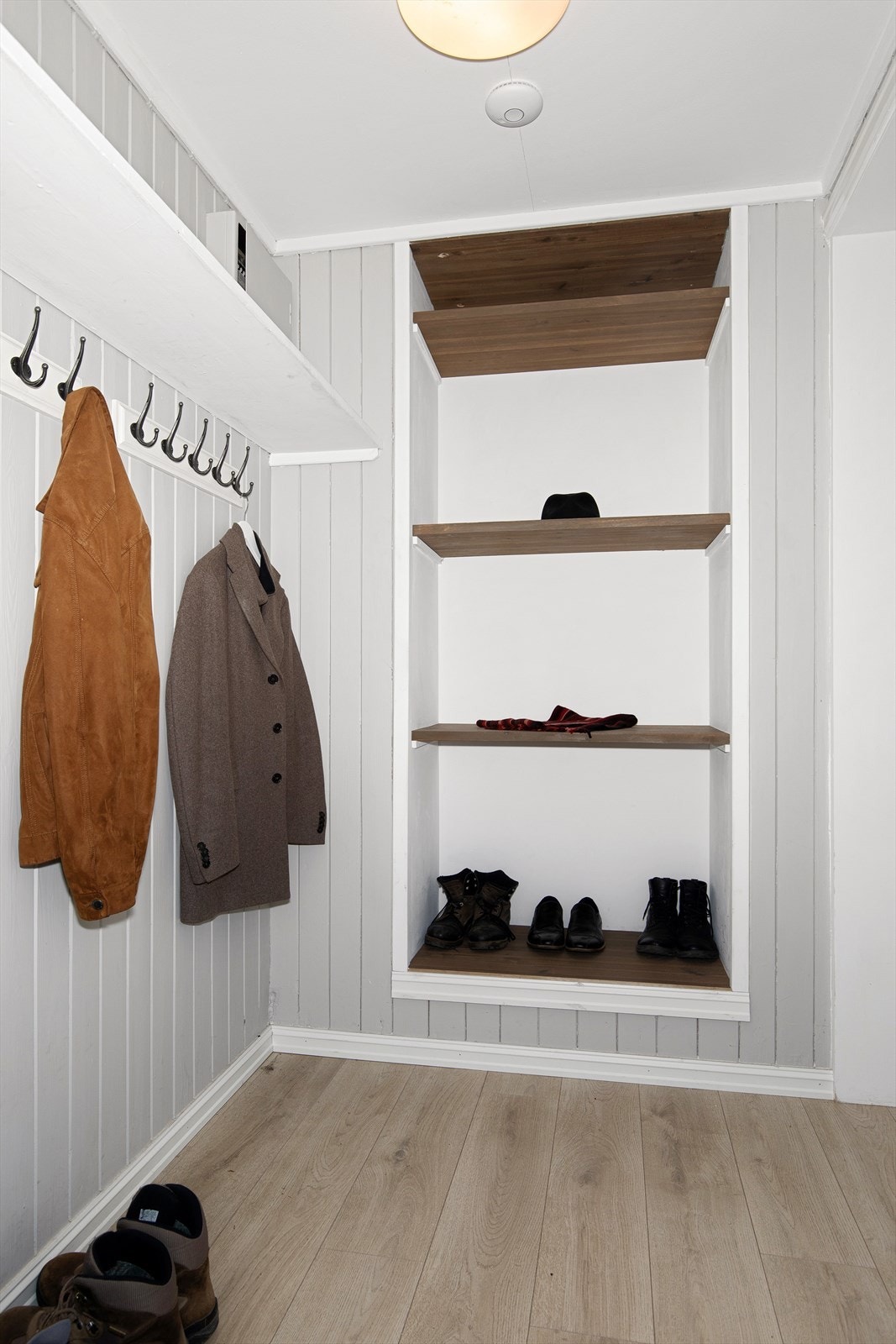 I boligen underetasje finner vi en egen hybel som leies ut for 8.800,- per måned Galleribilde