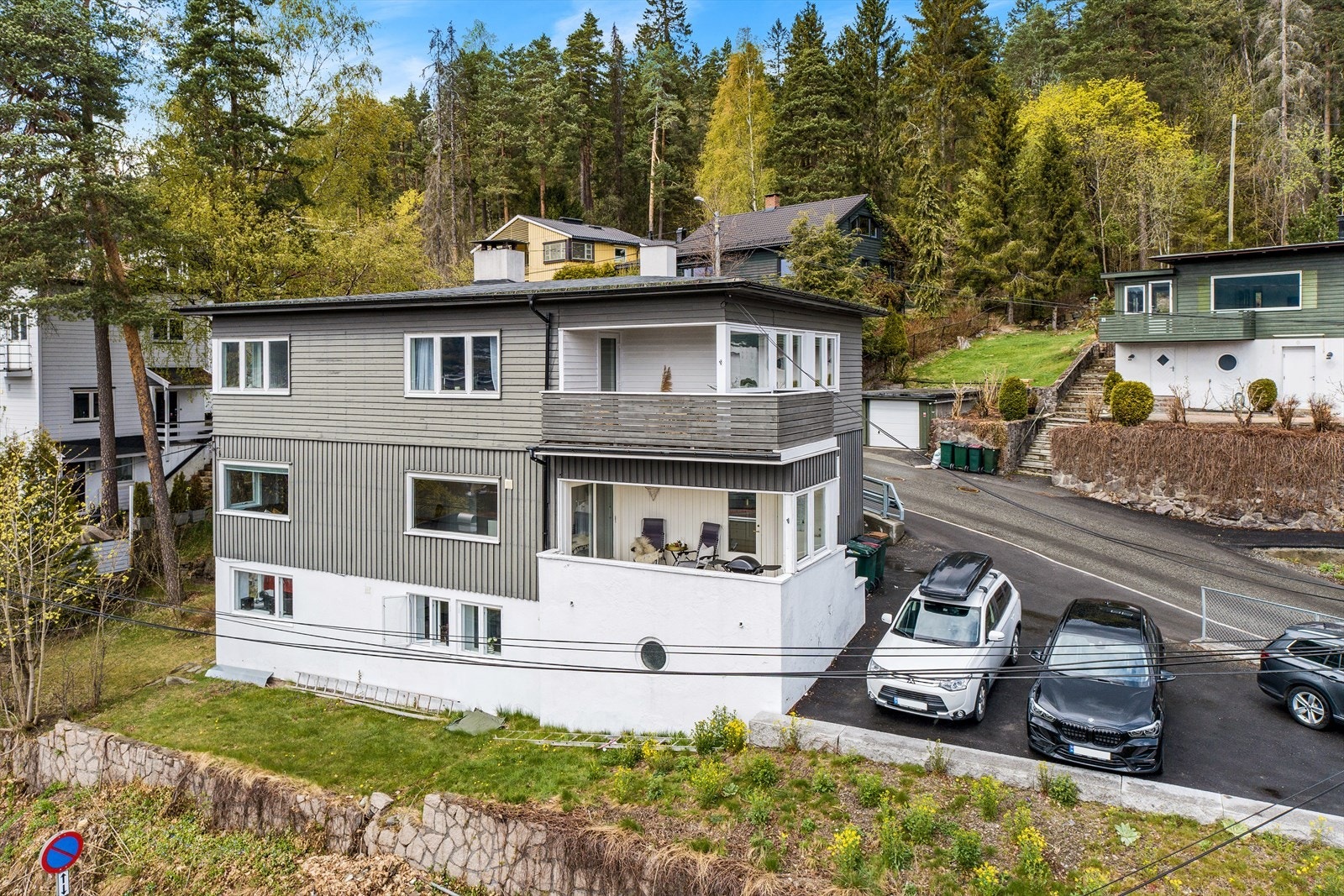 Velkommen hjem - med leiligheten følger faste biloppstillingsplasser Galleribilde