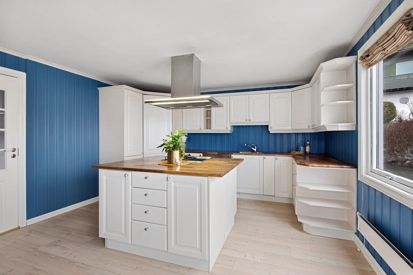 Kjøkkenet har rikelig med skap- og benkeplass Galleribilde