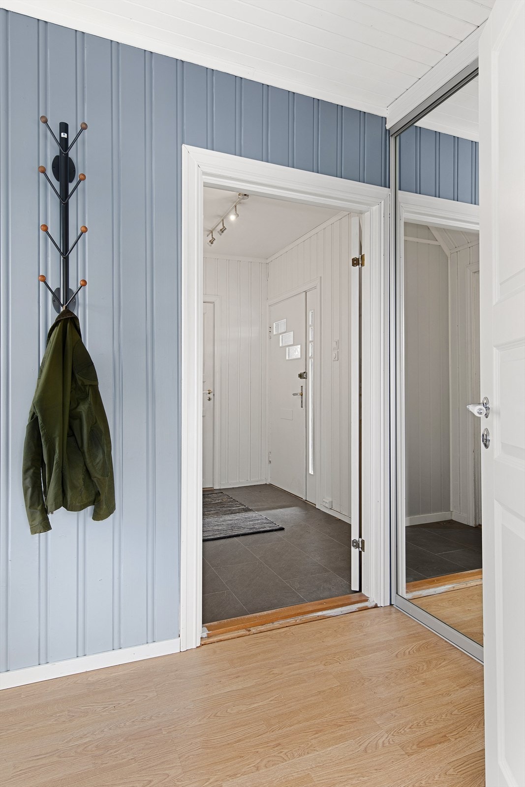 Velkommen hjem! God plass til oppbevaring av yttertøy i skyvedørsgarderobe med speilfronter Galleribilde