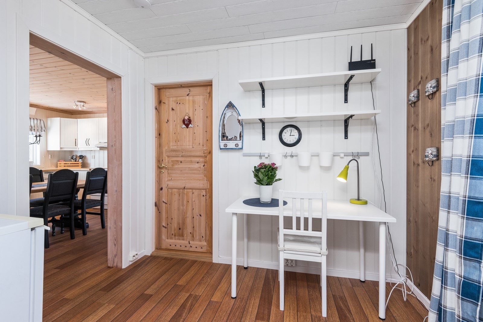 I entréen har du god plass til å f.eks sette opp garderobeskap for oppbevaring av yttertøy Galleribilde