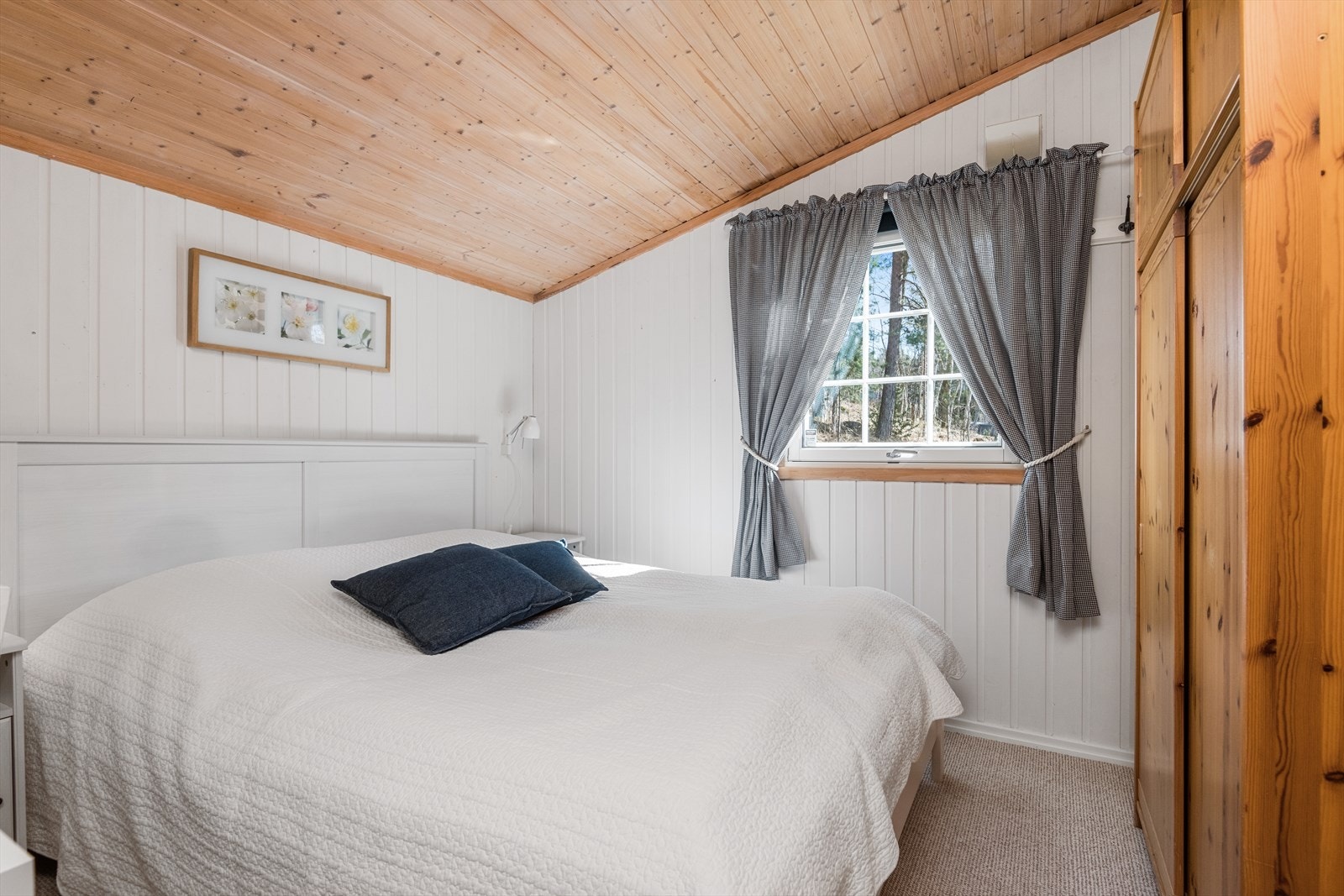 Godt med lysinnslipp, og stort garderobeskap for oppbevaring Galleribilde