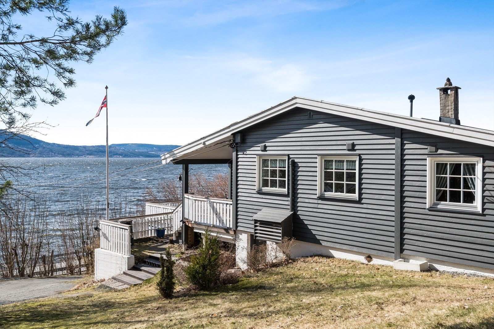 Hytten har en fantastisk utsikt over fjorden, med kort vei til flotte badestrender Galleribilde