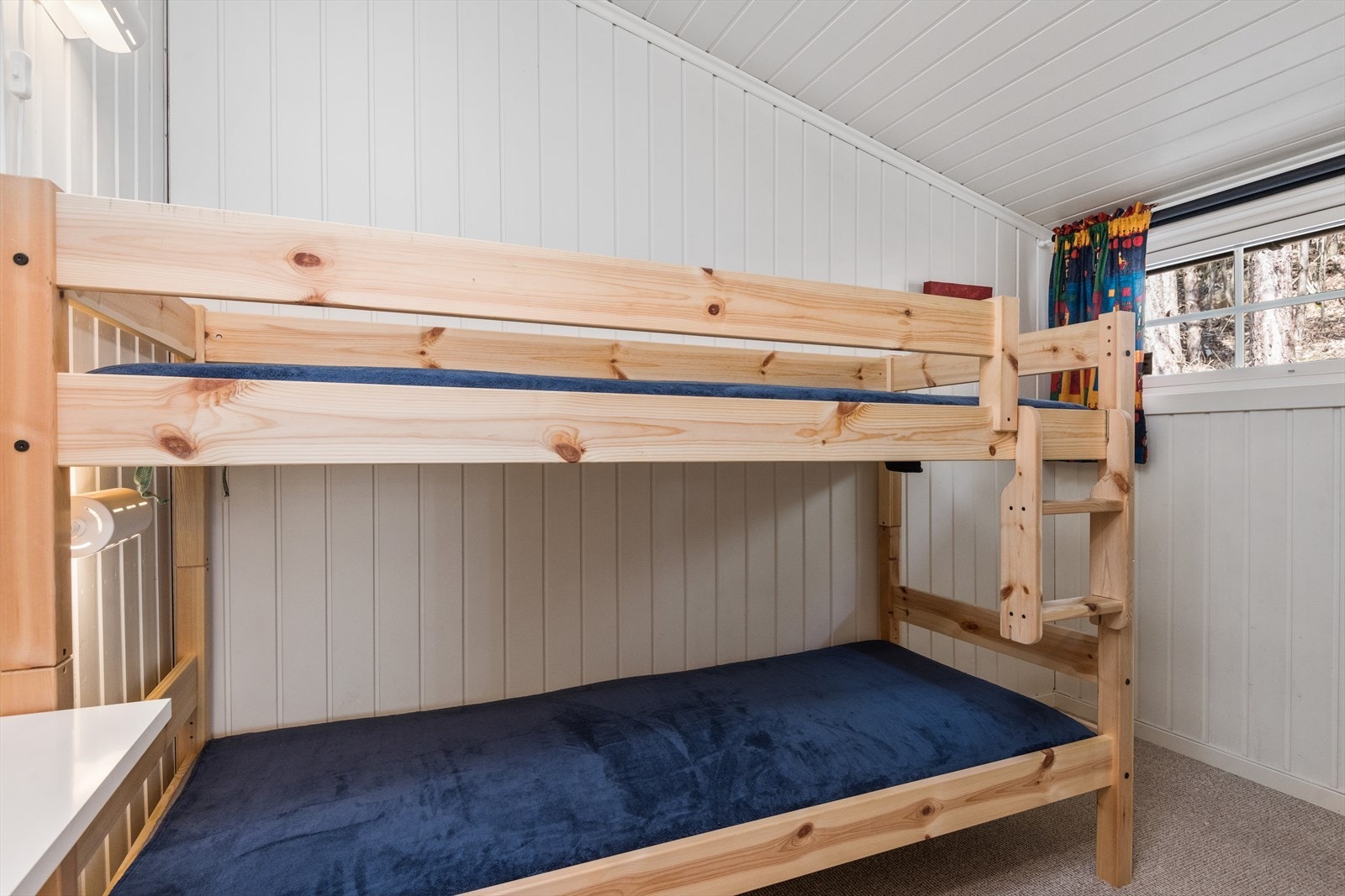 Soverom 2 - alle soverom er lagt med gulvteppe, som sørger for at en slipper kalde føtter på morgenkvisten Galleribilde