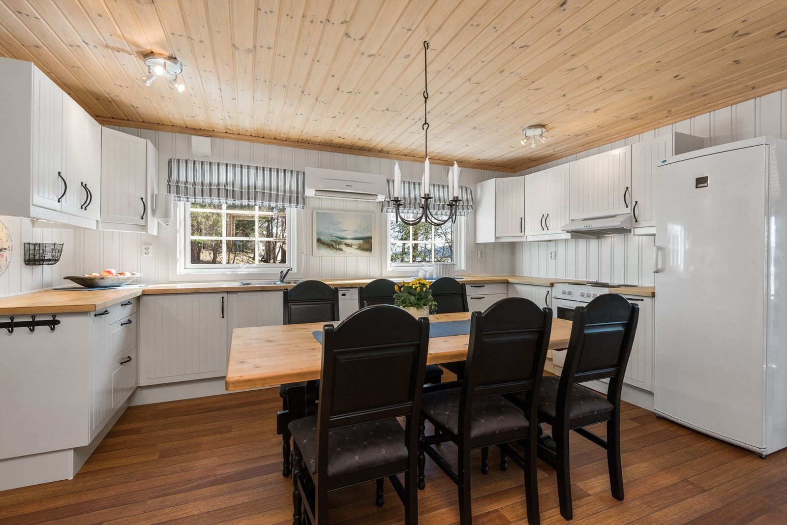 Rommet legger til rette for å kombinere matlaging med sosialt samvær Galleribilde