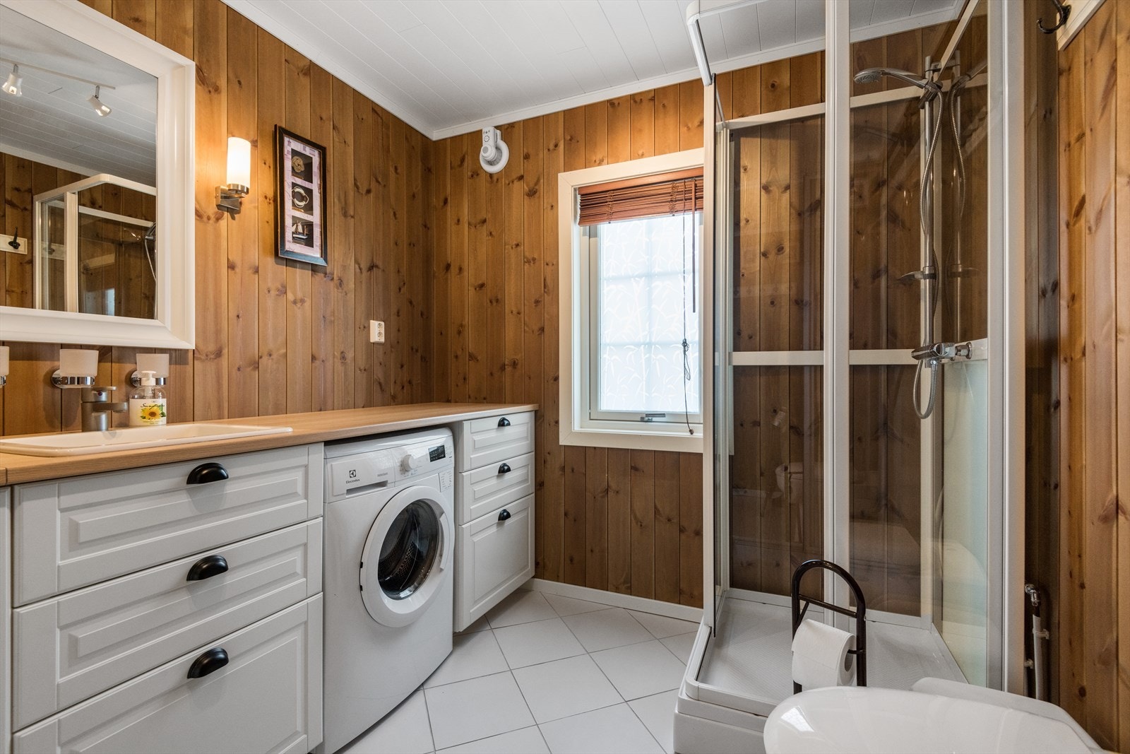 Pent baderom bygget i 2014 - flislagt gulv med varmekabler i gulvstøp. Badet har dusjkabinett, biodo og opplegg for vaskemaskin Galleribilde