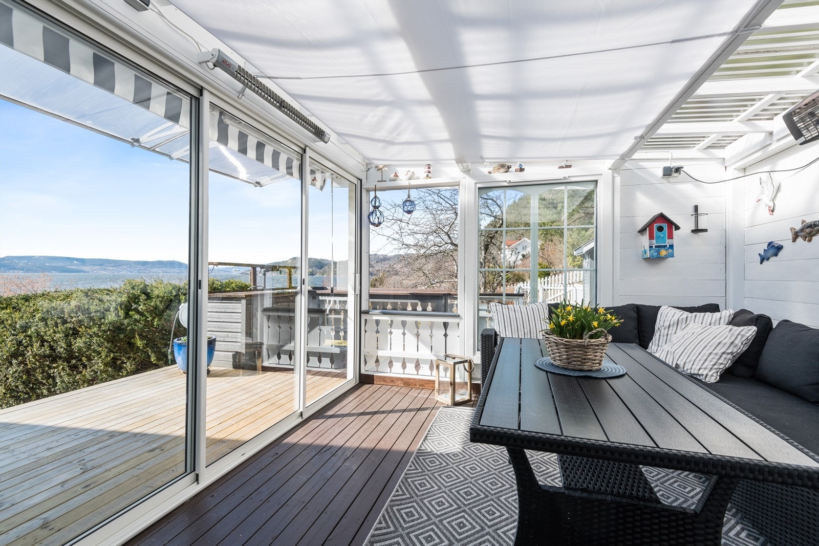 Vinterhage på ca 8m2 med god plass til utemøblement, samt varmelampe for de kalde dagene Galleribilde