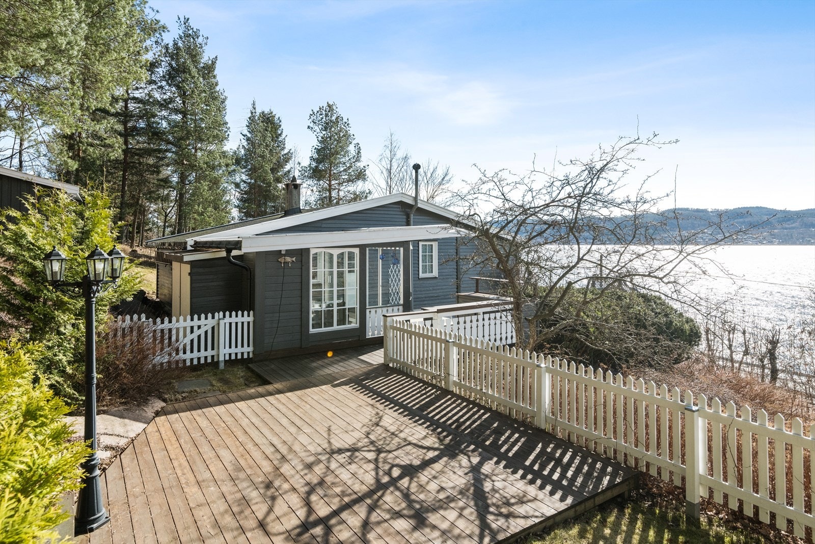 Det er ingen mangel på uteplasser, her på siden av hytten. Her kan en sette opp større utemøblement Galleribilde