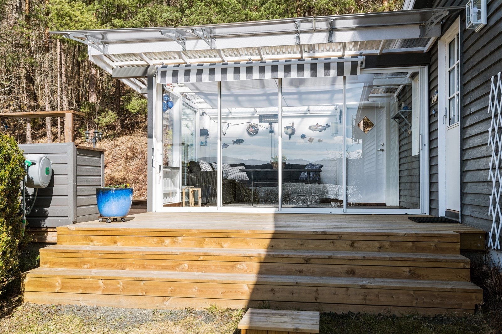 Skyvedørene sørger for at vinterhagen er et fint tilfluktsted fra den steikende solen på varme sommerdager Galleribilde