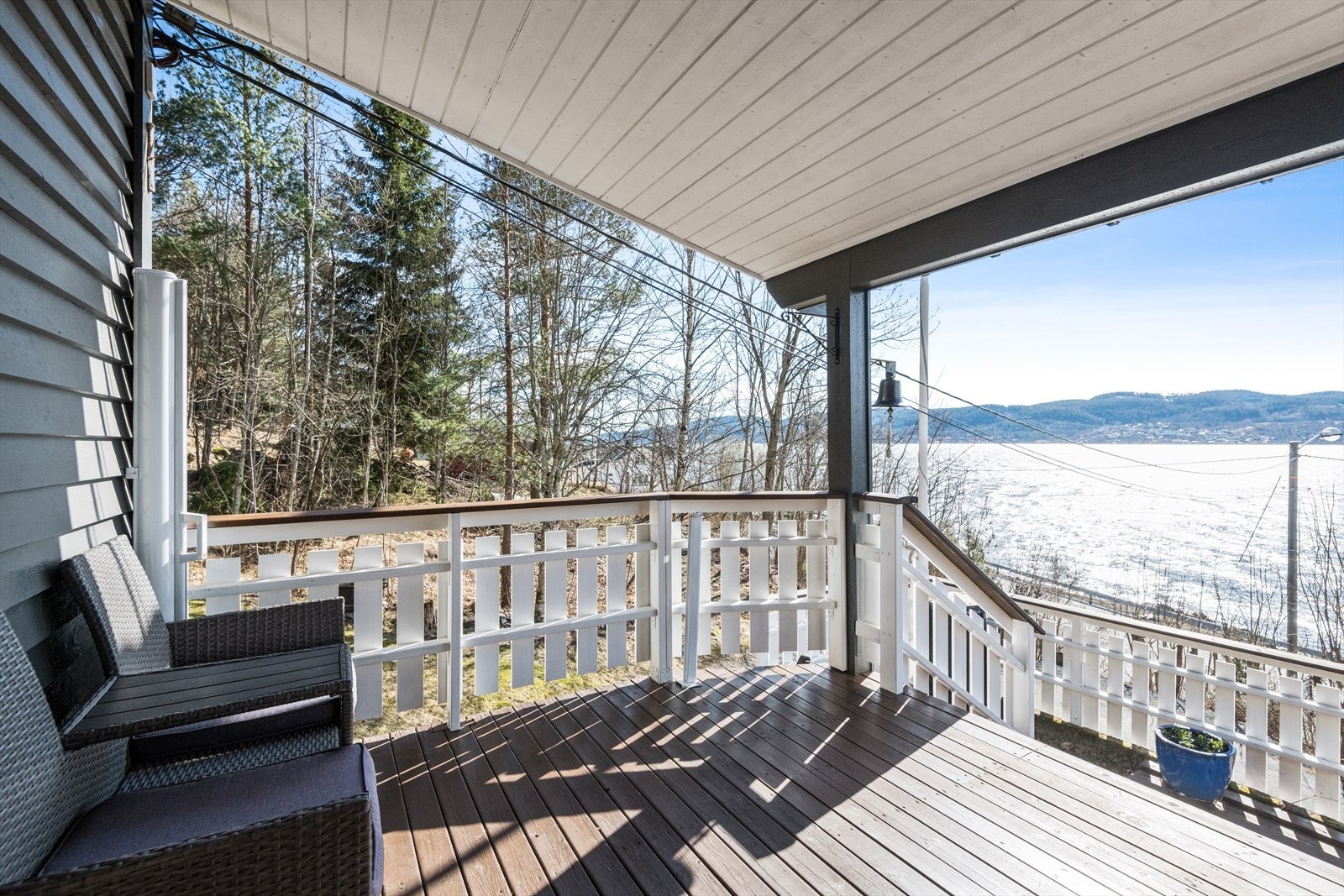 Hyggelig veranda foran inngangsparti Galleribilde