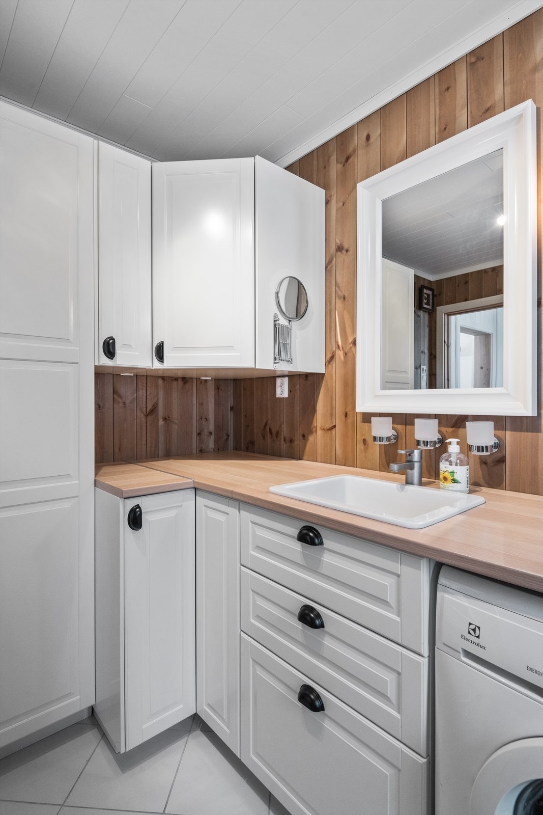 Det er godt med oppbevaring i skap! Galleribilde