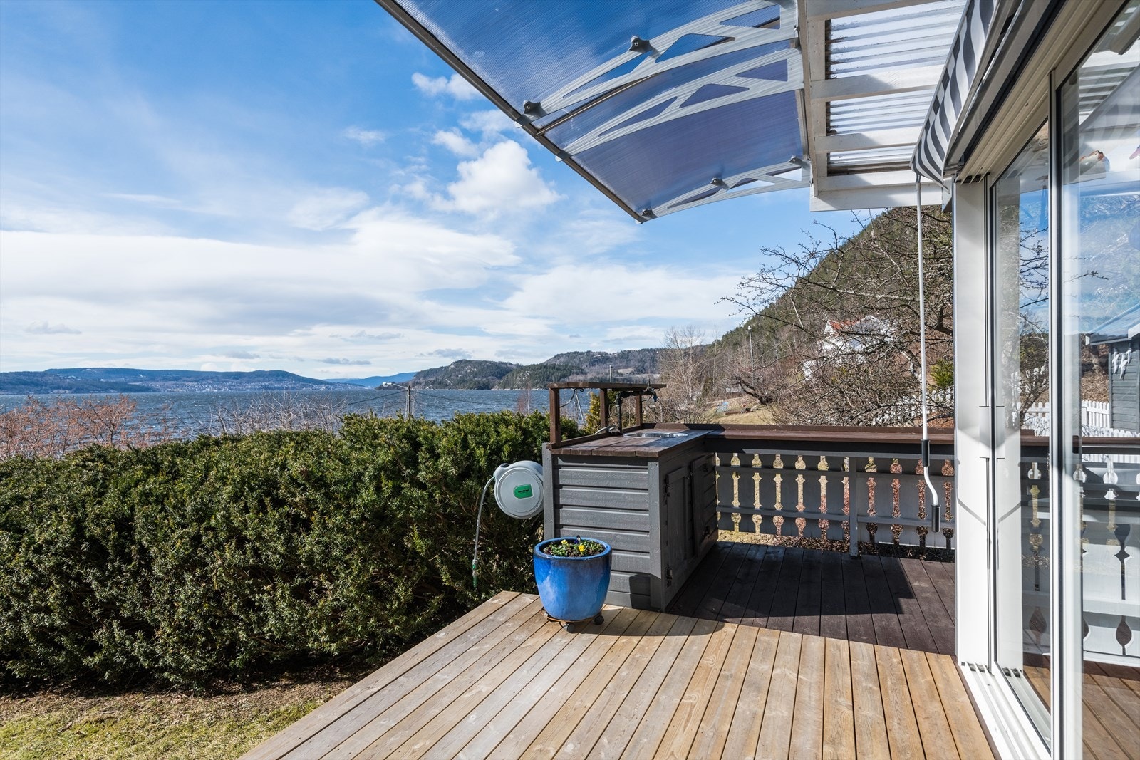 Praktisk benk med vask utenfor vinterhagen som gjør at en lett kan dekke opp grillmat Galleribilde