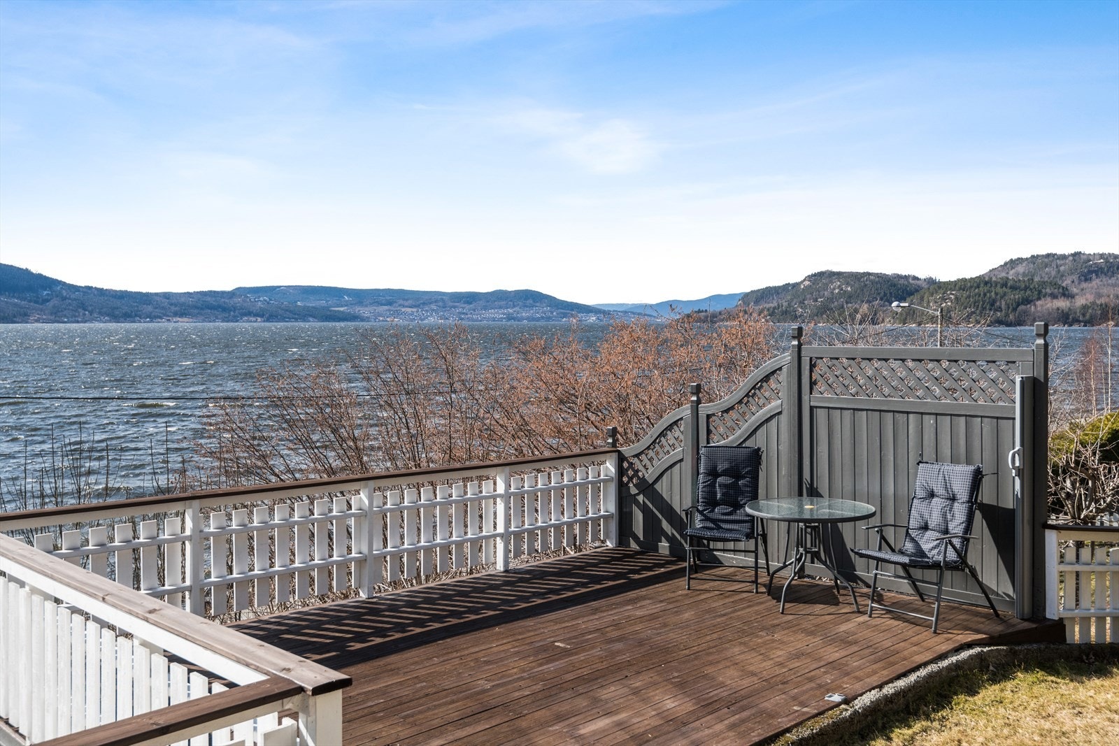 Koselig terrasseplatting med nydelig fjordutsikt Galleribilde