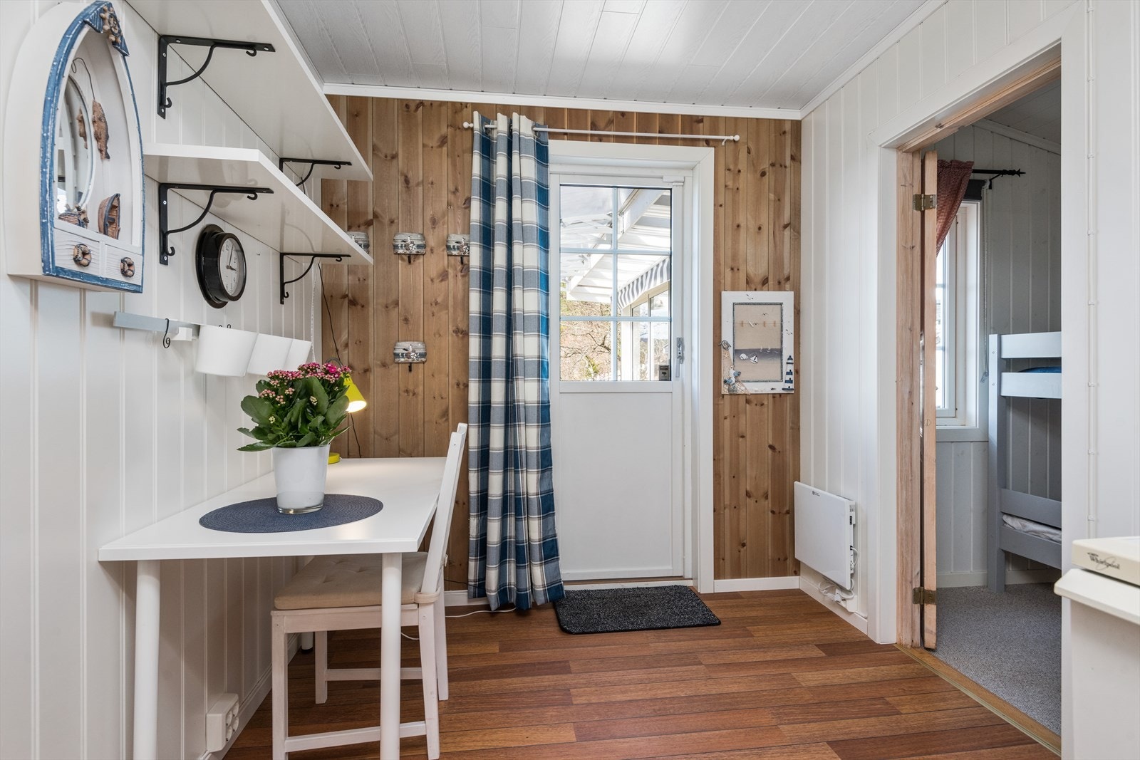 Velkommen inn! Her har du direkte adkomst til bad, kjøkken og et soverom Galleribilde