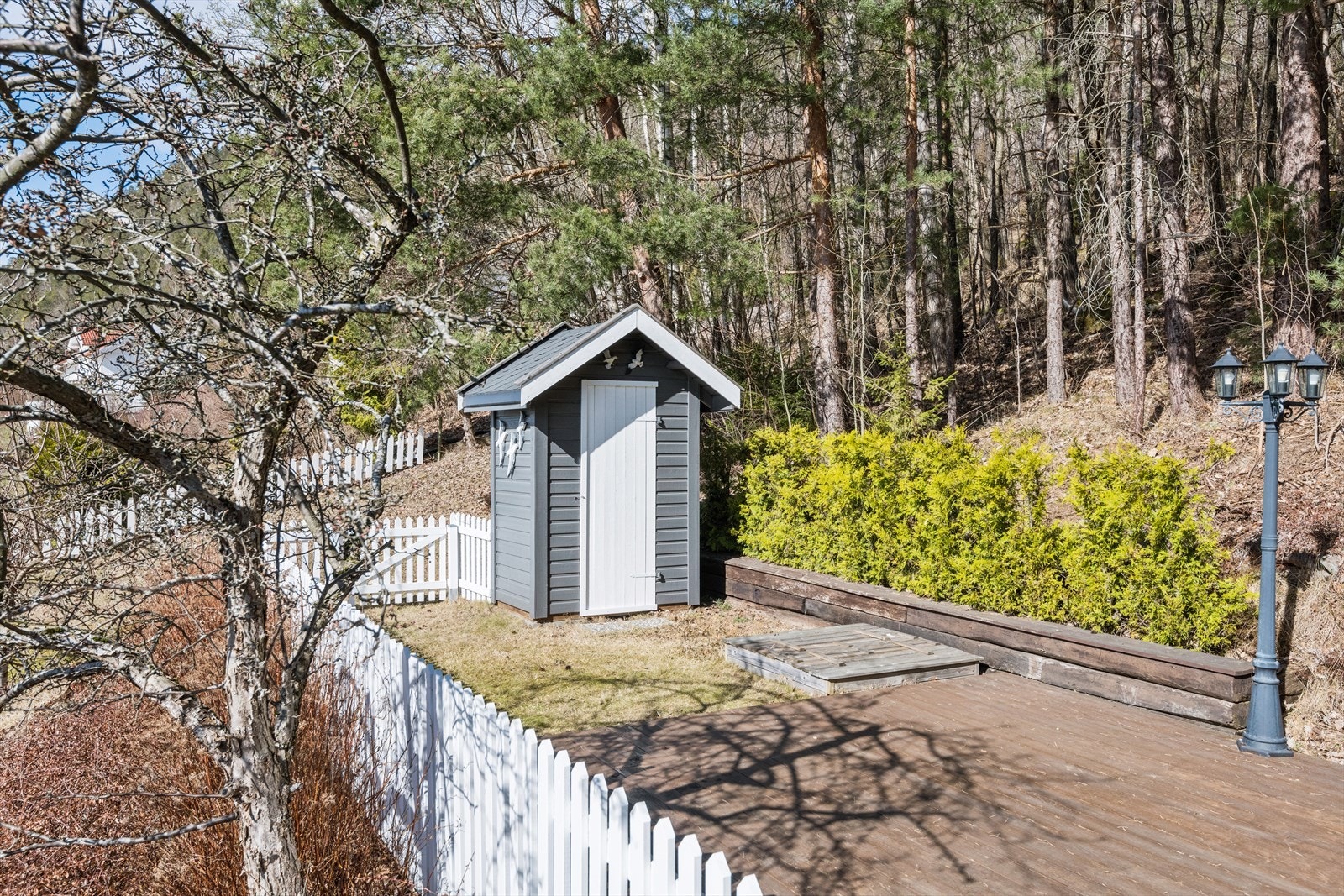 Liten utebod for ekstra oppbevaring Galleribilde