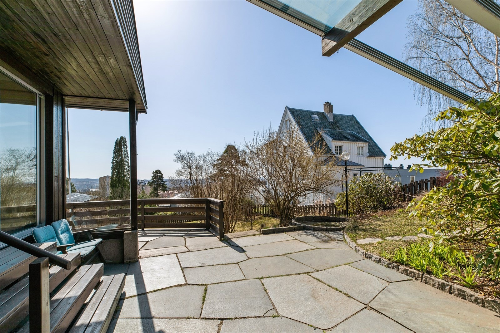 Steinbelagt platting på totalt ca. 51 kvm med utsikt sydover i bilderetningen. Galleribilde