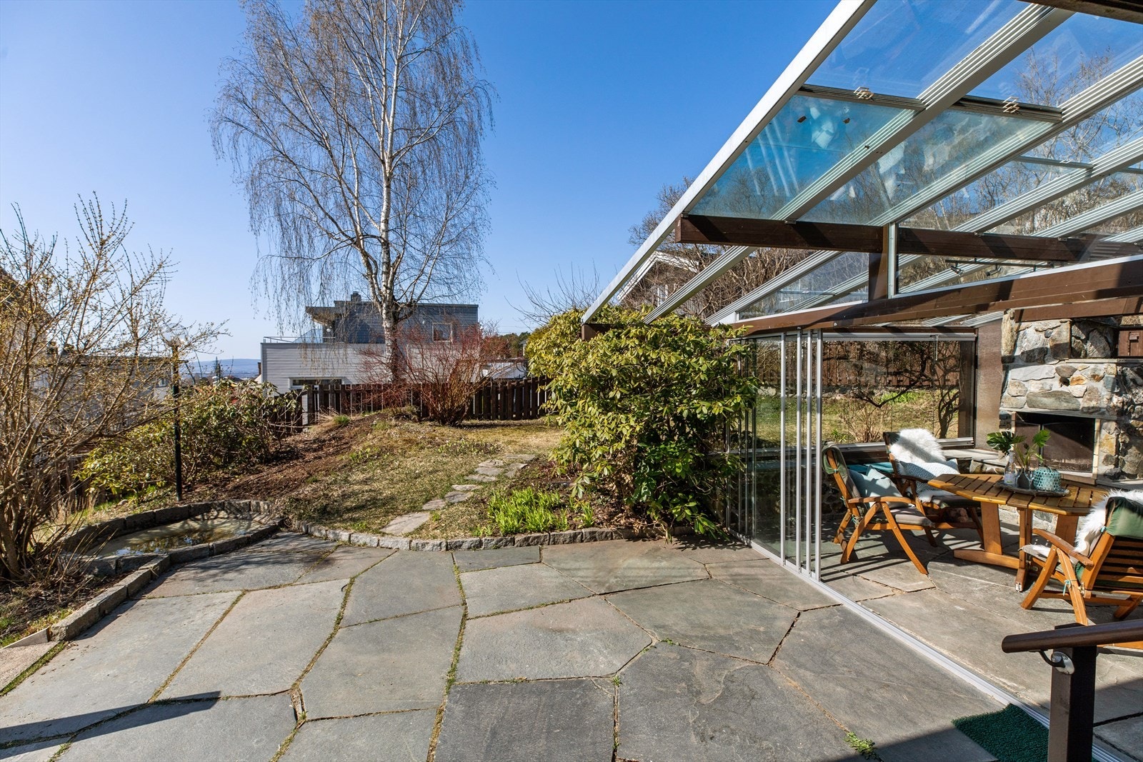 Deler av plattingen er glasset inn til en vinterhage. Utsikt mot vest i bilderetningen. Galleribilde