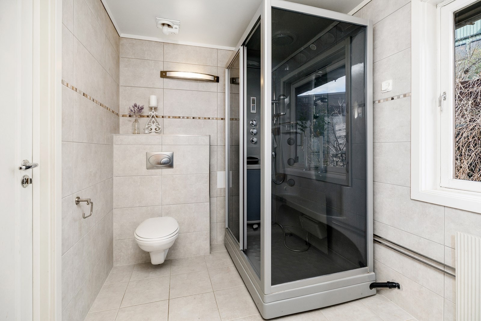 Boligen har hele tre bad, hvor to av disse befinner seg i hoveddelen. Galleribilde