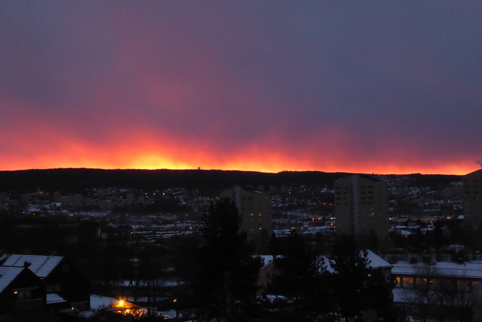 “Morgen rød gjør aften søt” - selgers private bilder. Bilde er tatt fra stuen. Galleribilde