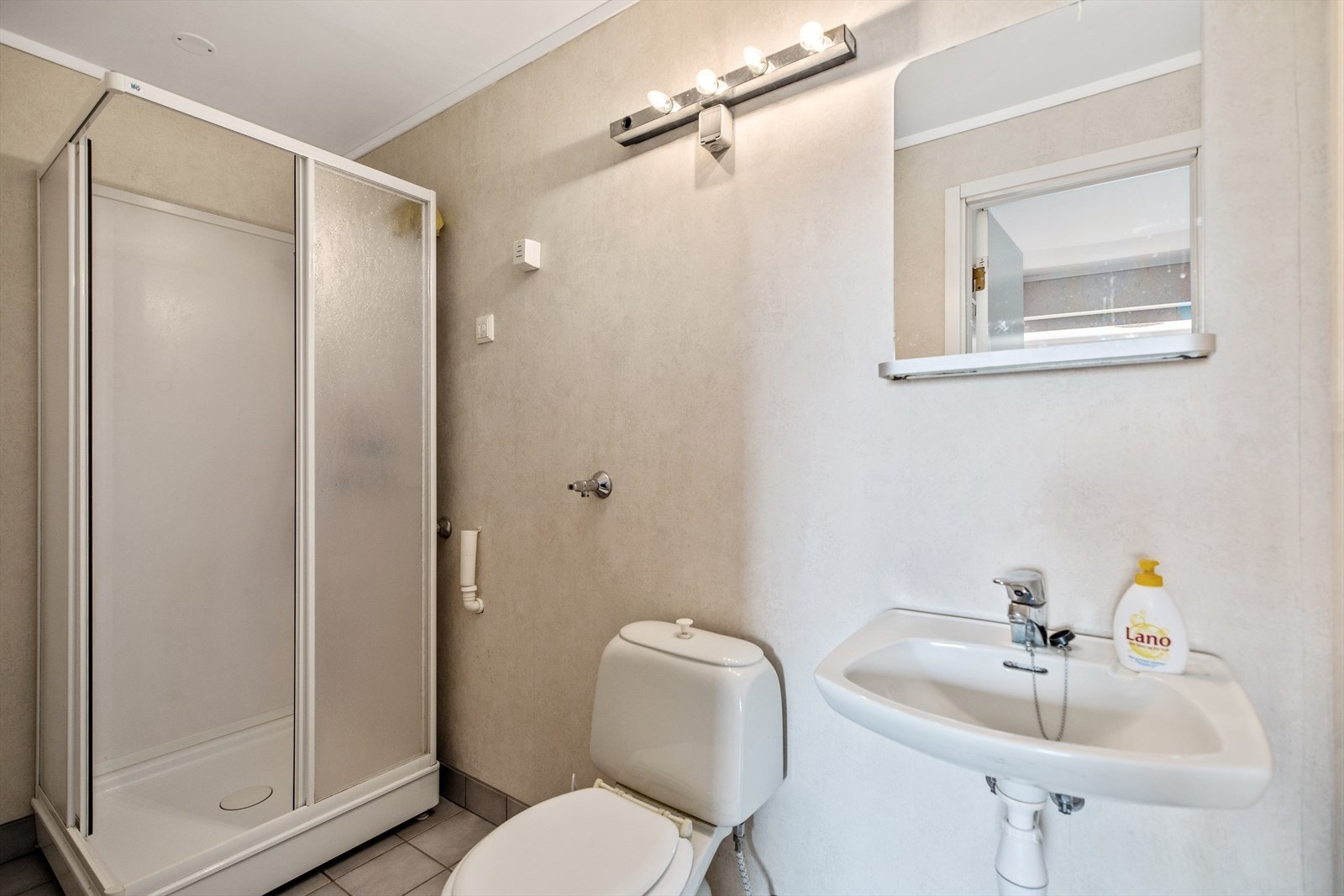 Baderom med opplegg for vaskemaskin i hybelleilighet Galleribilde