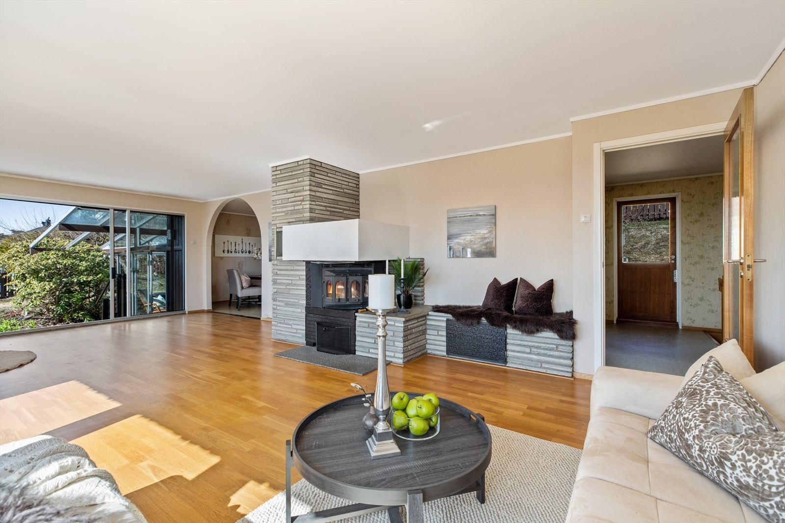 Spisestuen ligger som bindingsleddet mellom kjøkkenet og dagligstuen. Fantastiske solnedganger fra vest kan nytes i stuen gjennom vinduene med skyvedører Galleribilde