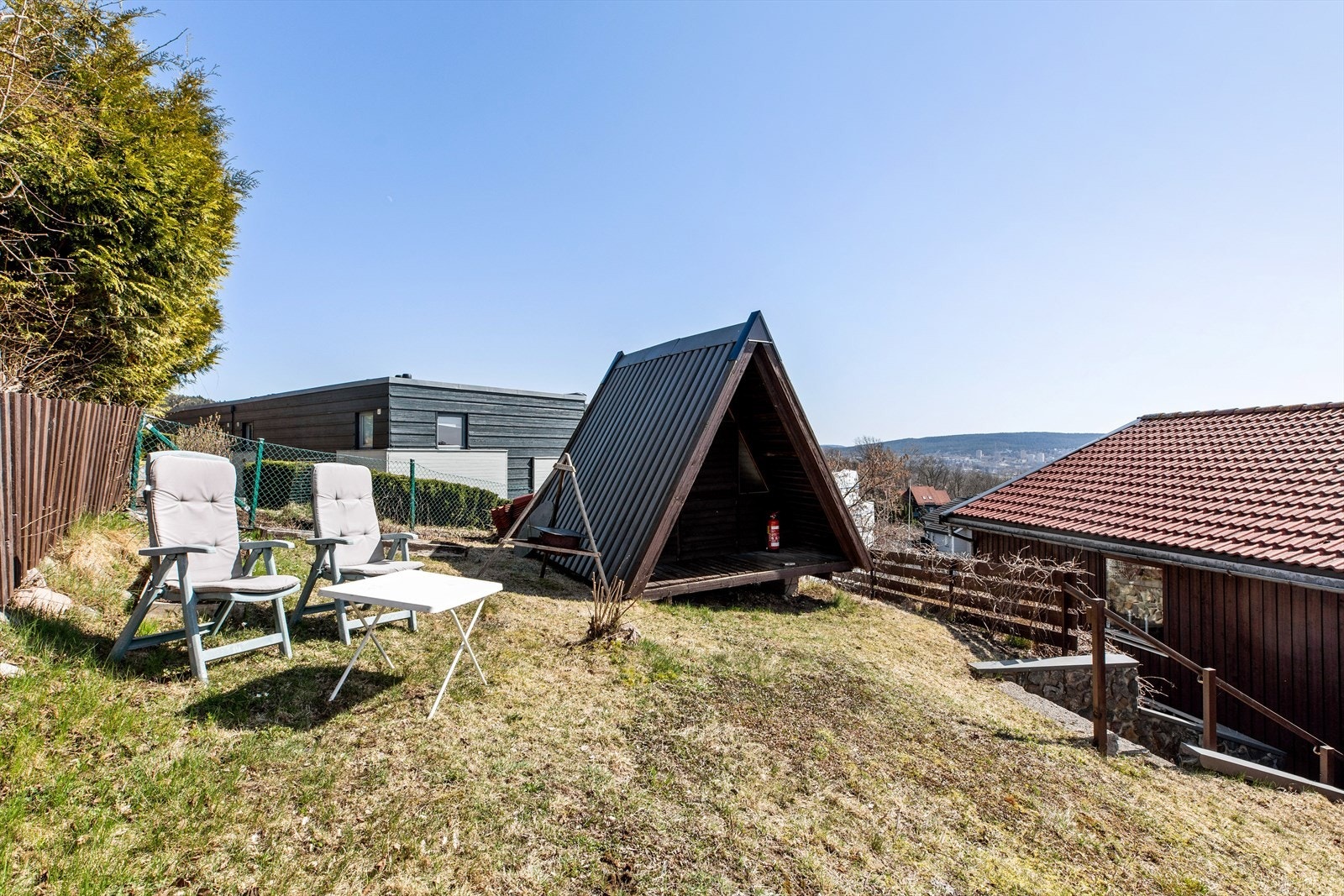 En lekestue er plassert på tomtens høyeste punkt. Denne fungerer selvsagt godt, også som lagringsplass. Galleribilde