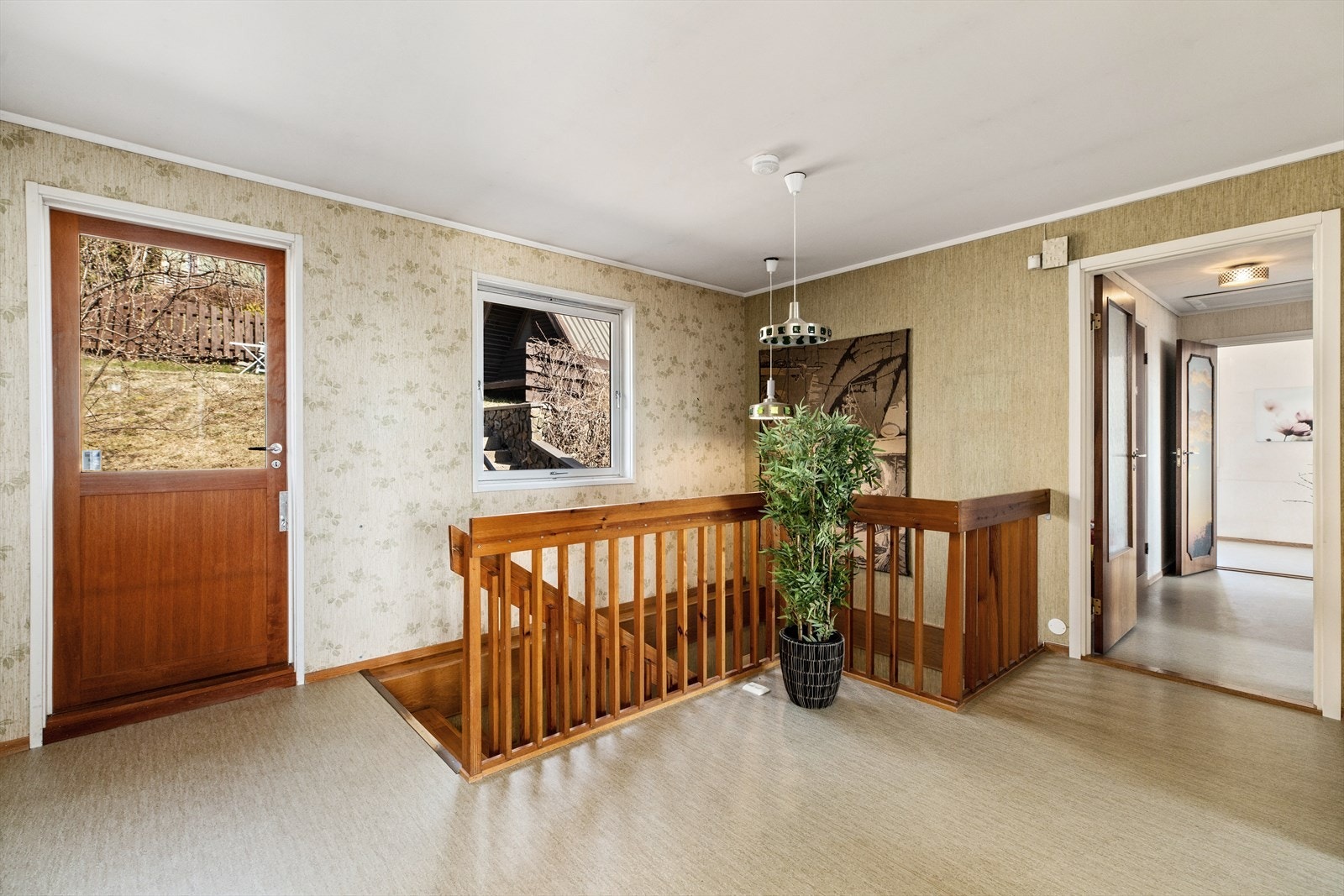 Fra andre etasje er det flere utganger til hage/terrasse. Bakdør til nordsiden av eiendommen Galleribilde