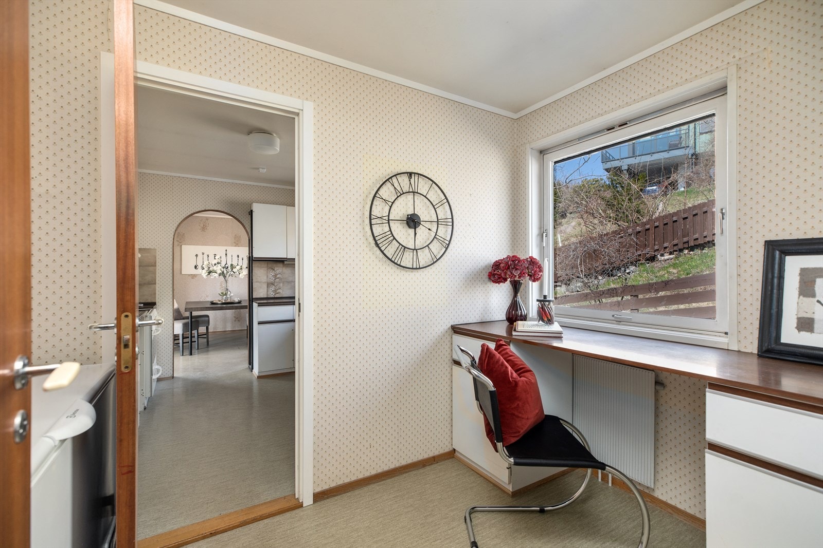 Fra bakdøren har man adkomst til grovkjøkken. Perfekt til rommets tenkte bruk, eller som f.eks. hobbyrom eller kontor Galleribilde