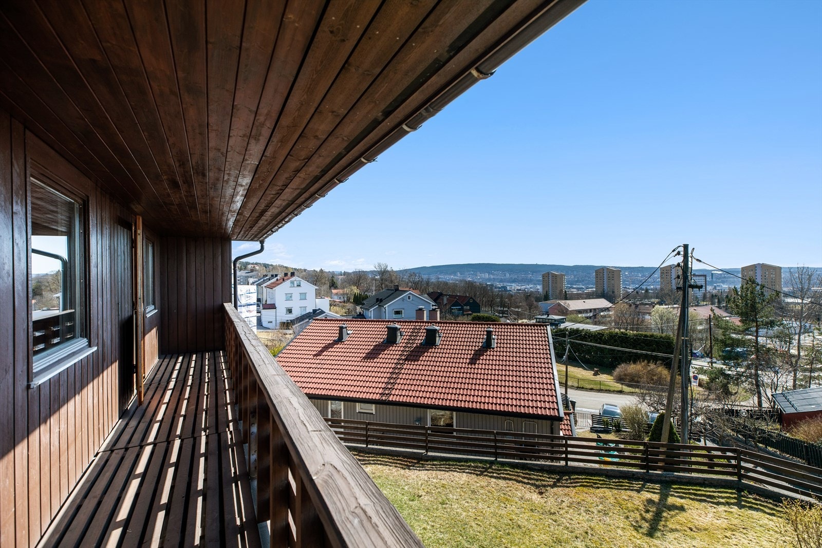 Panoramautsikt fra nord til vest. Verandaen er vendt mot sør. Galleribilde