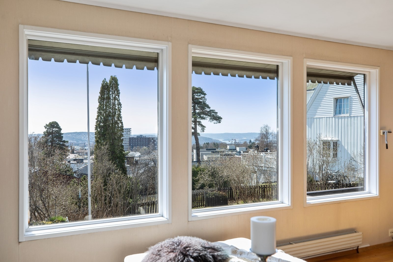 Stuen har godt med vindusfalter som slipper inn usedvanlig godt med dagslys. Solskjerming i form av markiser. Galleribilde