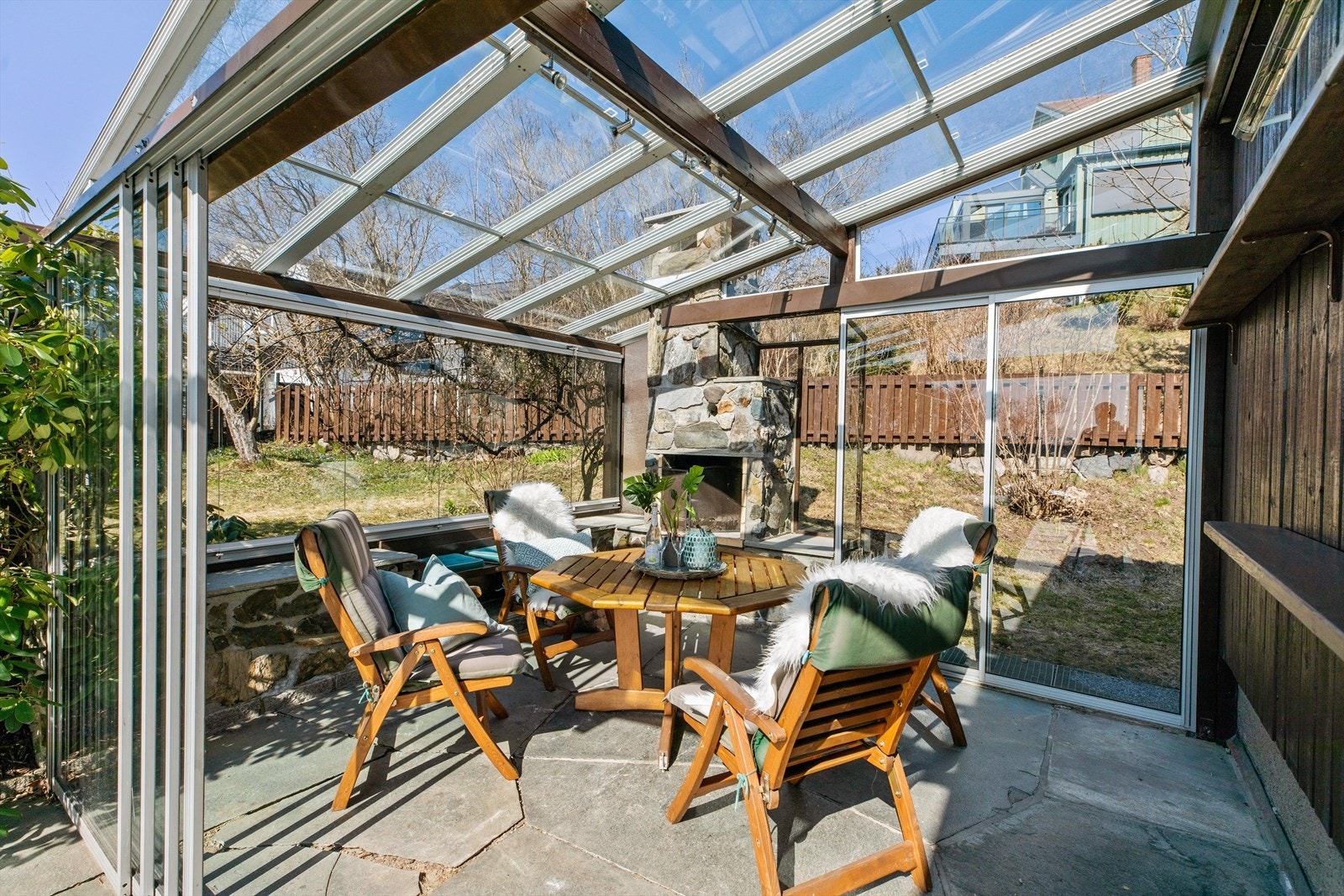 Hagestuen har bl.a. innmurt peis og varmelampe. Hagestuen har vært hyppig brukt til hyggelige lunsjer og gode middager med fyr i peisen også på vinterstid. Galleribilde