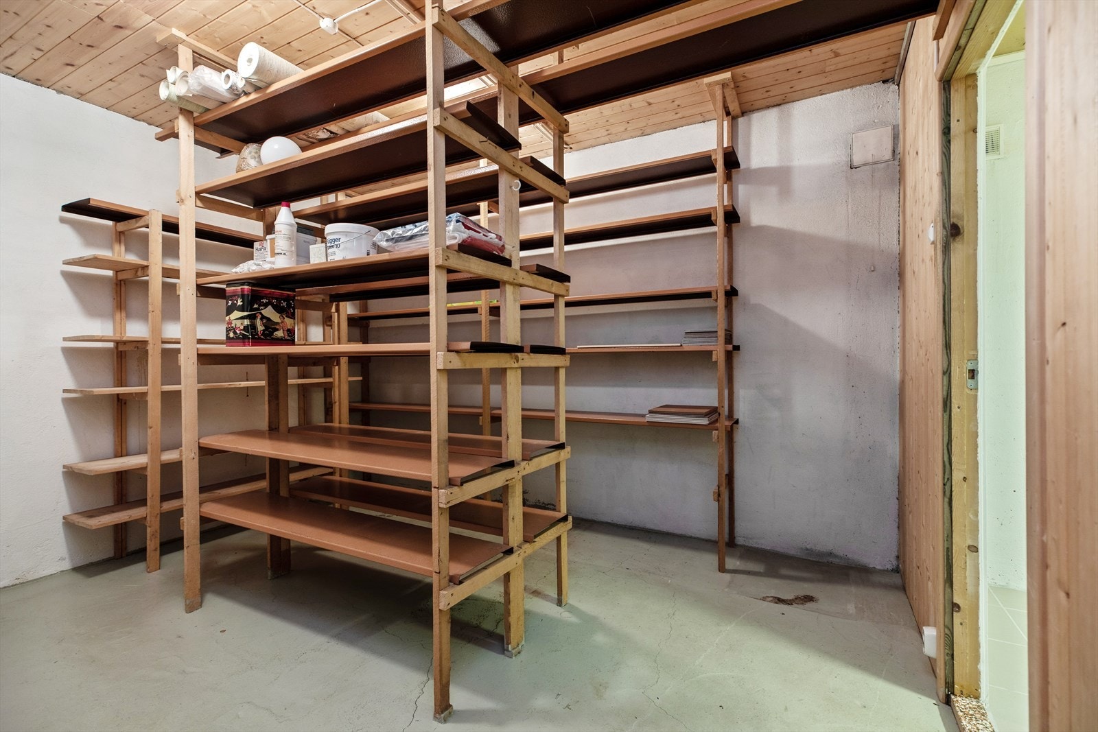 I kjelleren er det et stort bodrom i tillegg til fyrrom med lagringsplass og et lite rom for oppbevaring. Her er det mulighet for smørebod, sykkelverksted etc. Galleribilde