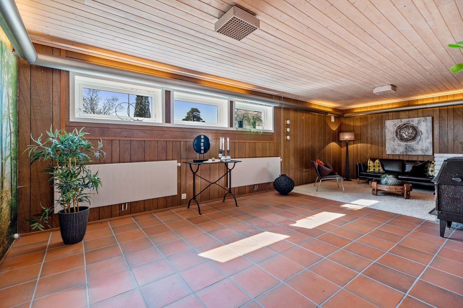 Kjellerstuen er av meget god størrelse og man har videre adkomst til et stort bodrom. Galleribilde