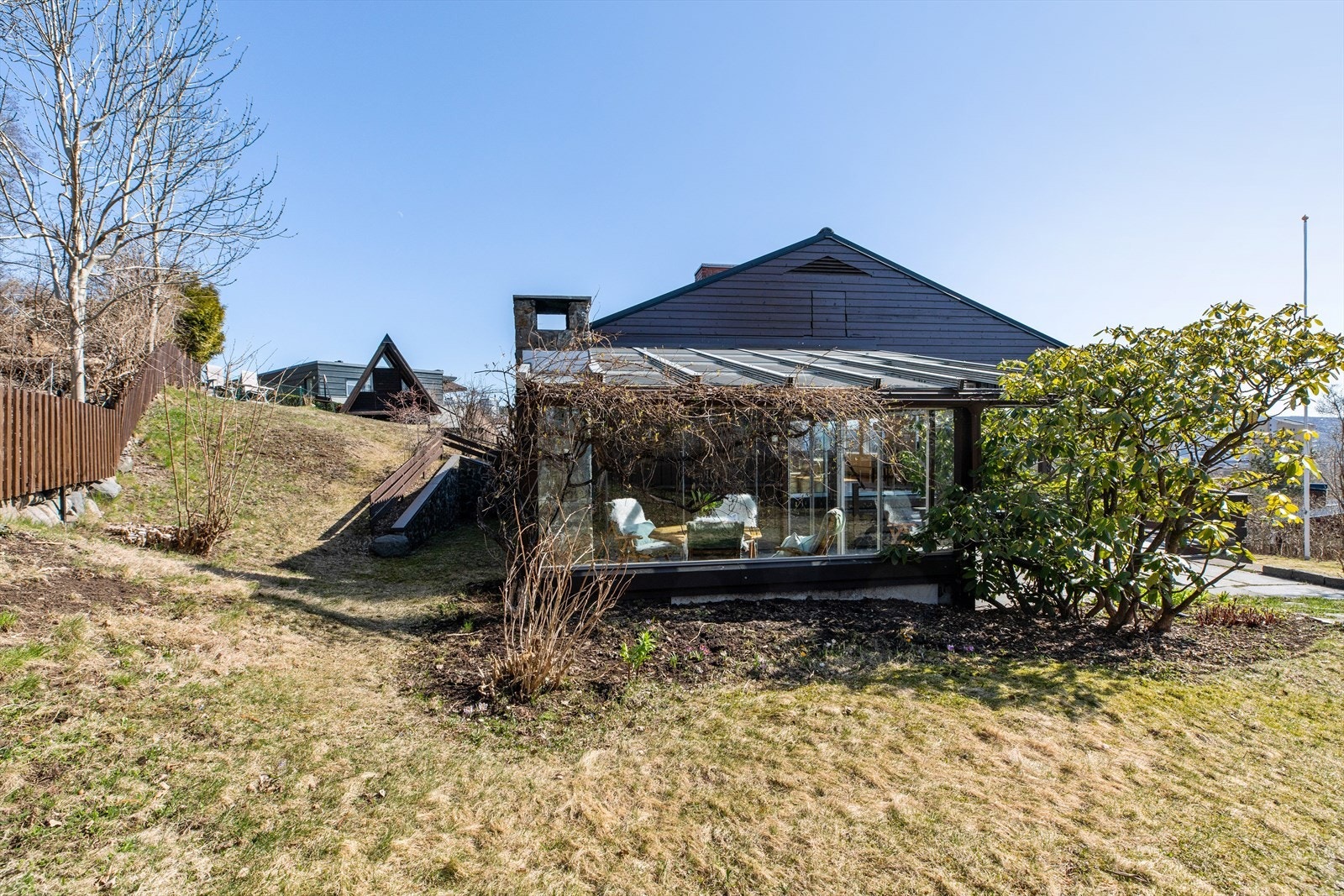 Det er masse boltreplass rundt hele boligen og hagearealene er svært godt vedlikeholdt, en fin blanding av opparbeidet hage og naturtomt Galleribilde