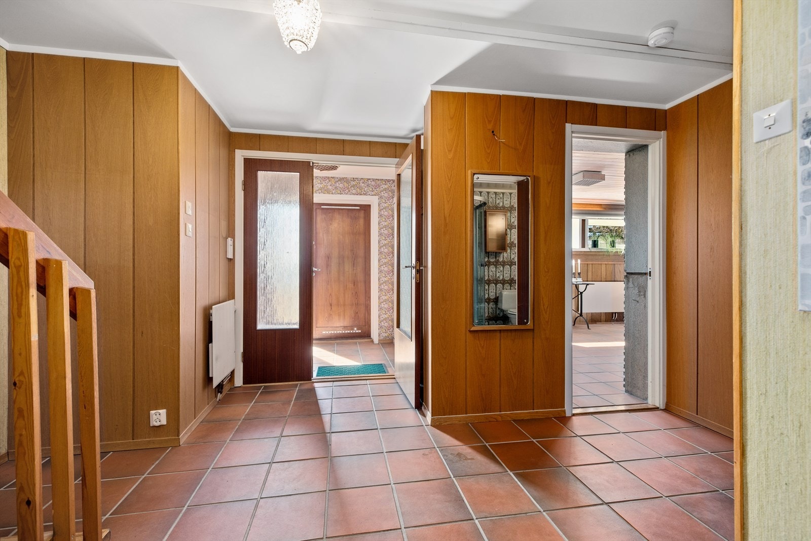 Fra inngangspartiet er det romslig hall som er flislagt Galleribilde