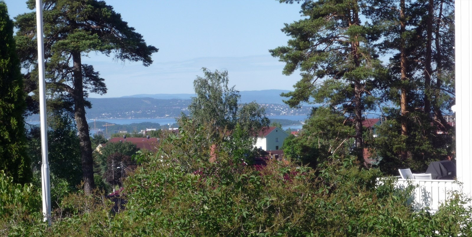 Selgers private bilder. Fra eiendommen har man sjøgløtt til Oslofjorden Galleribilde