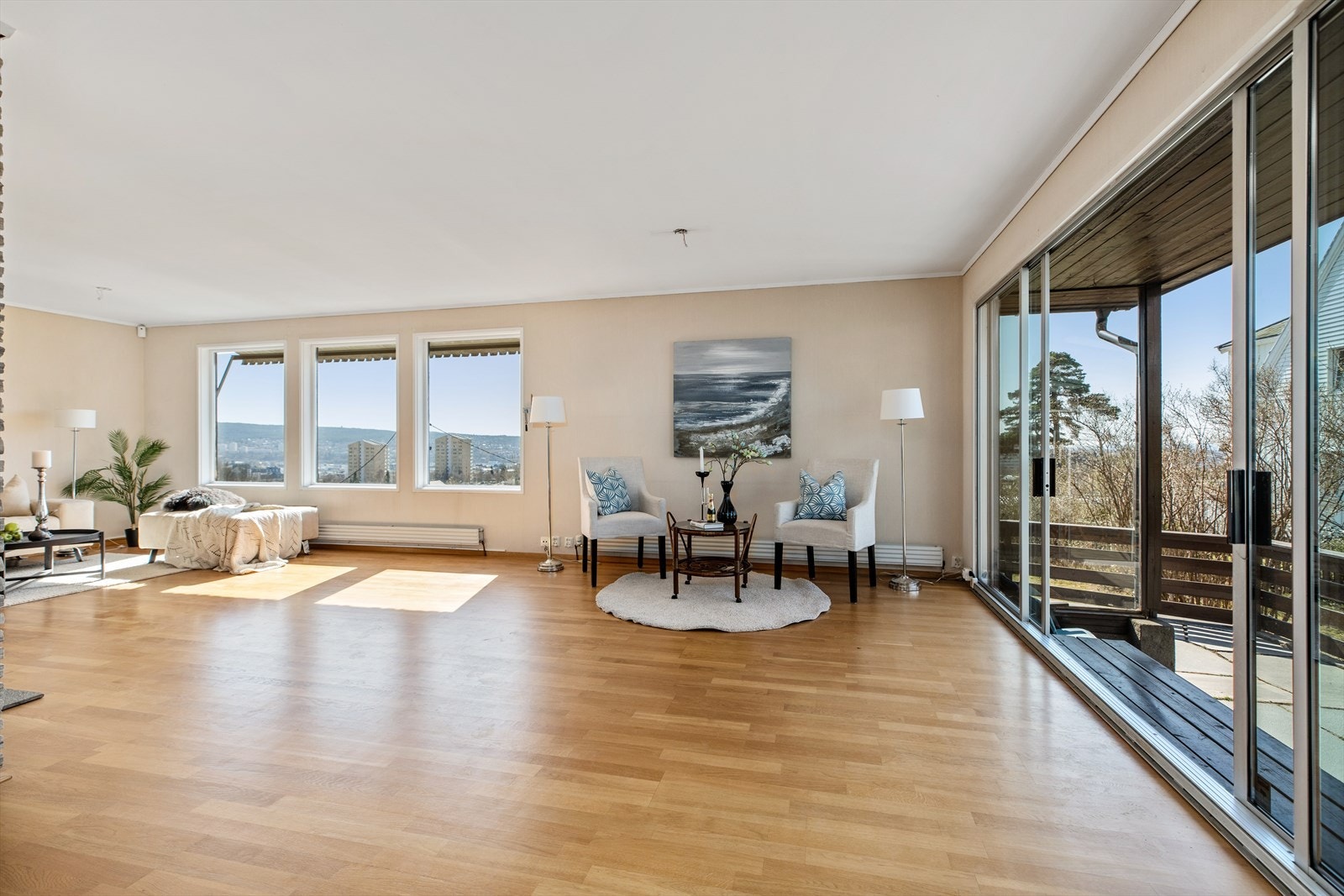 Stuen er boligens naturlige samlingspunkt - meget lys, romslig og med flotte utsiktsforhold Galleribilde