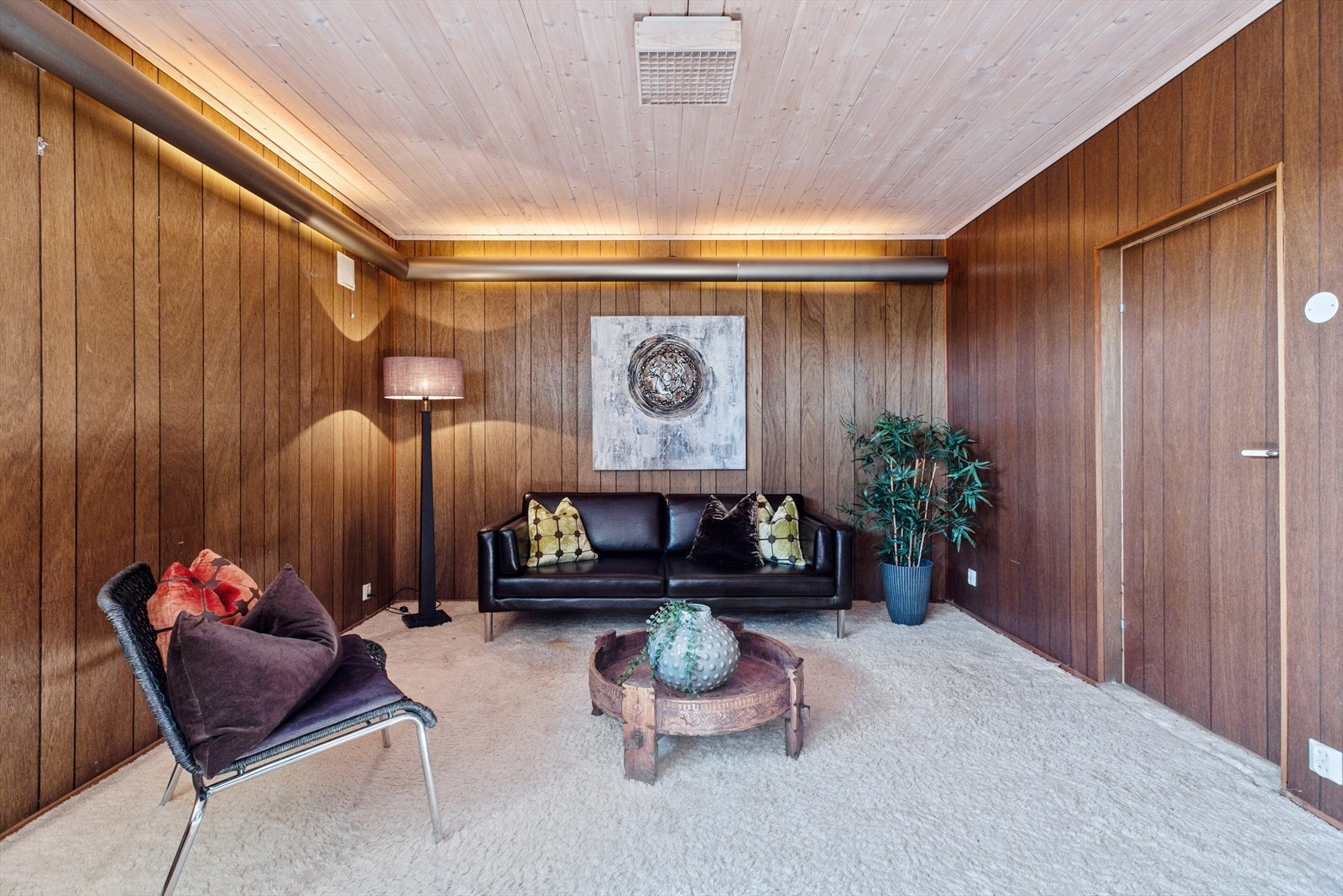 Ovnen i peisestuen er etablert som alternativ varmekilde, og kan brukes både som åpen peis og som lukket ovn med kokeplate. De yngste i familien setter gjerne stor pris på kjellerstuen, og er super å ha når barna får venner på besøk Galleribilde