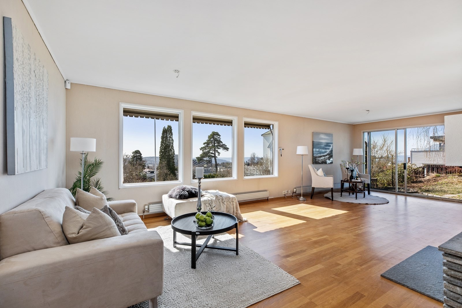 Fra stuen er det utgang til den flotte hagen som omkranser hele huset Galleribilde