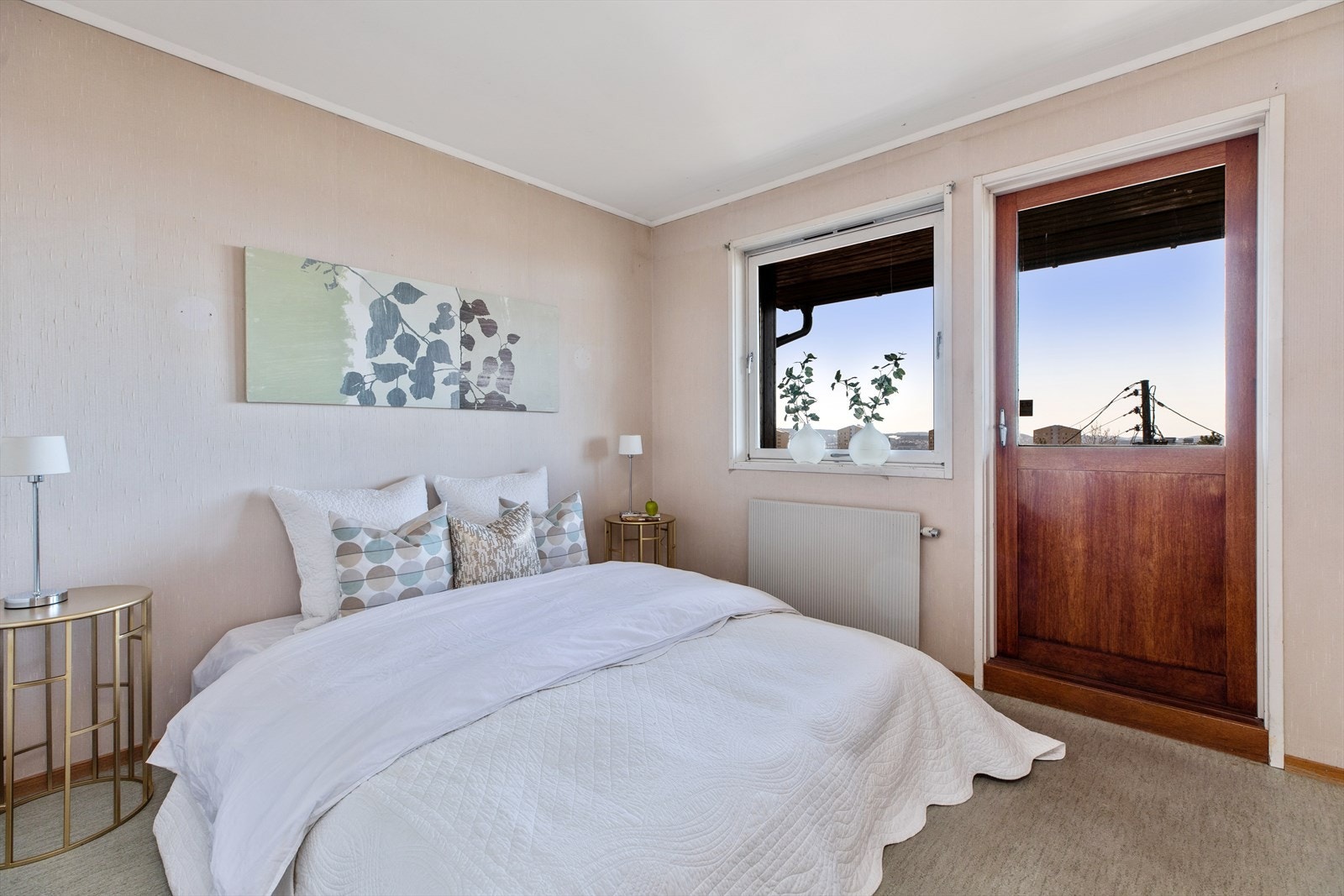 Soverom II: Hovedsoverom med utgang til romslig veranda Galleribilde