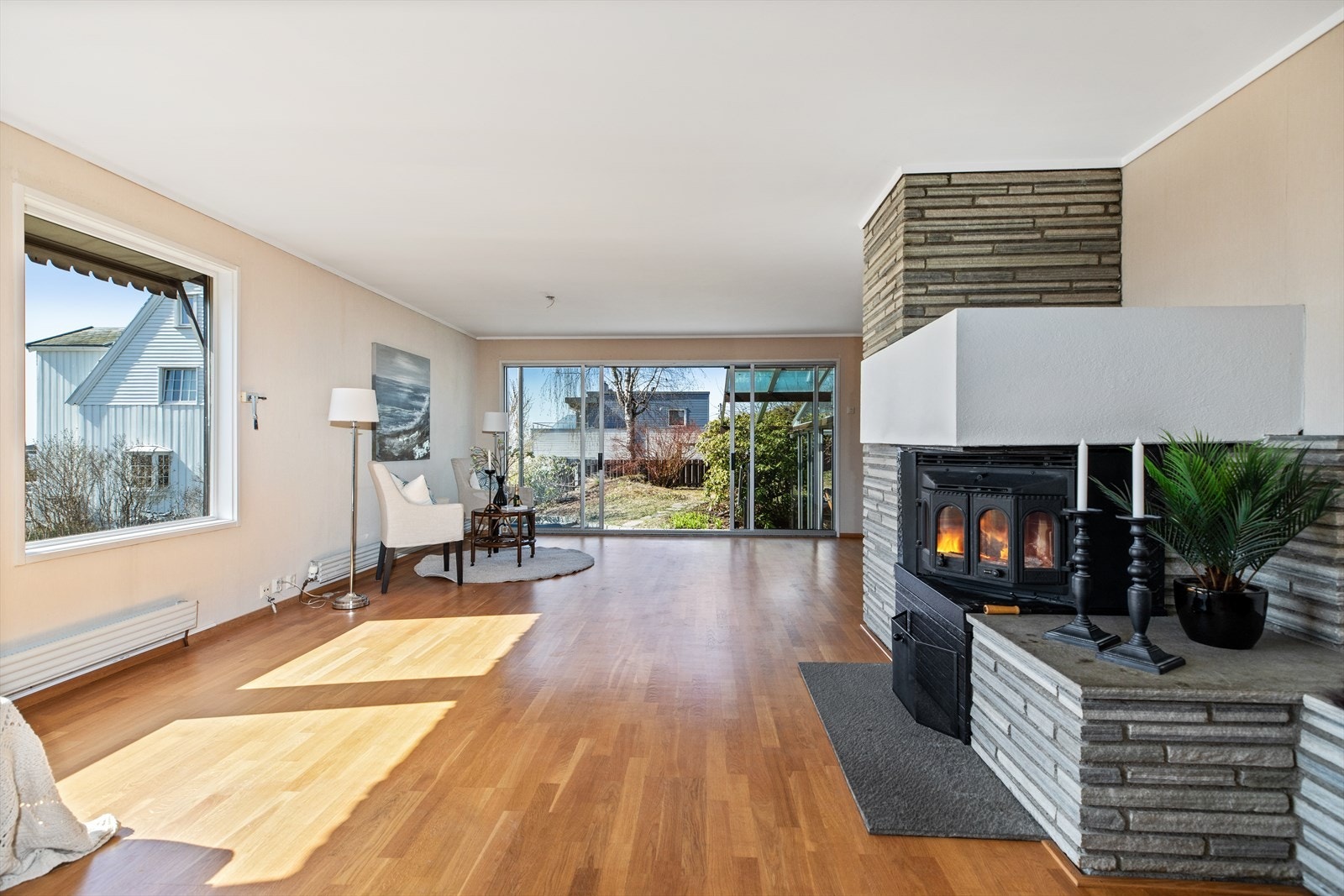 Peisen er plassert sentralt i rommet og det er lett å innrede stuen. Peisen kan bukes som åpen peis eller som lukket ovn. Galleribilde