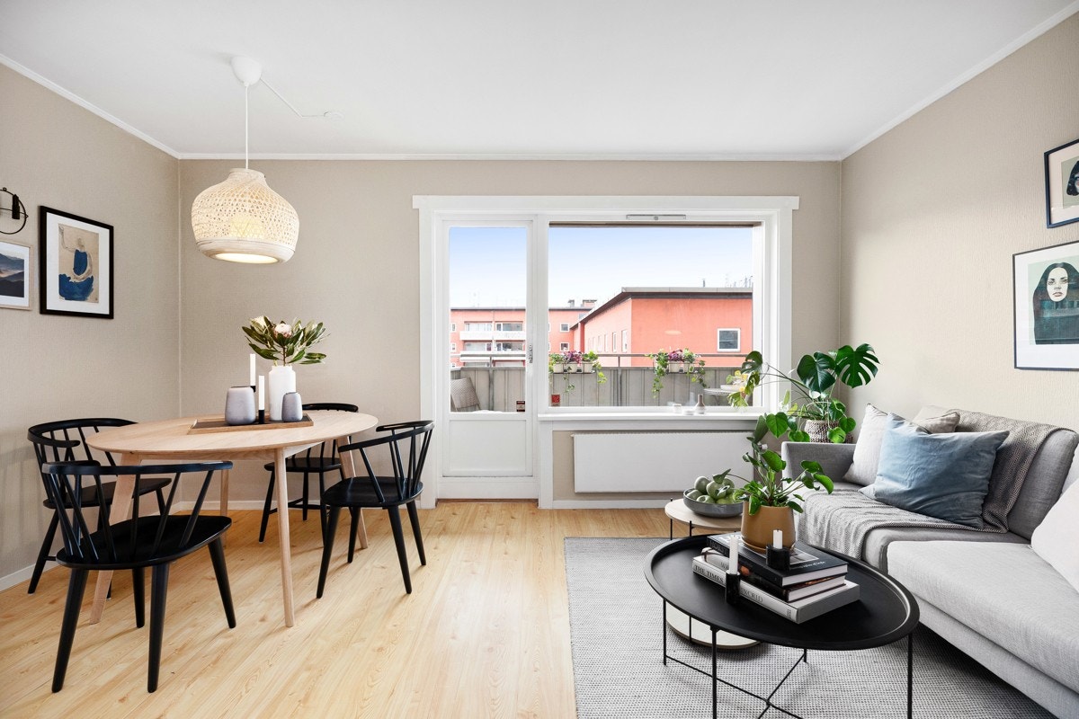 Stuen fremstår lys, luftig og tidsmessig utført. Galleribilde