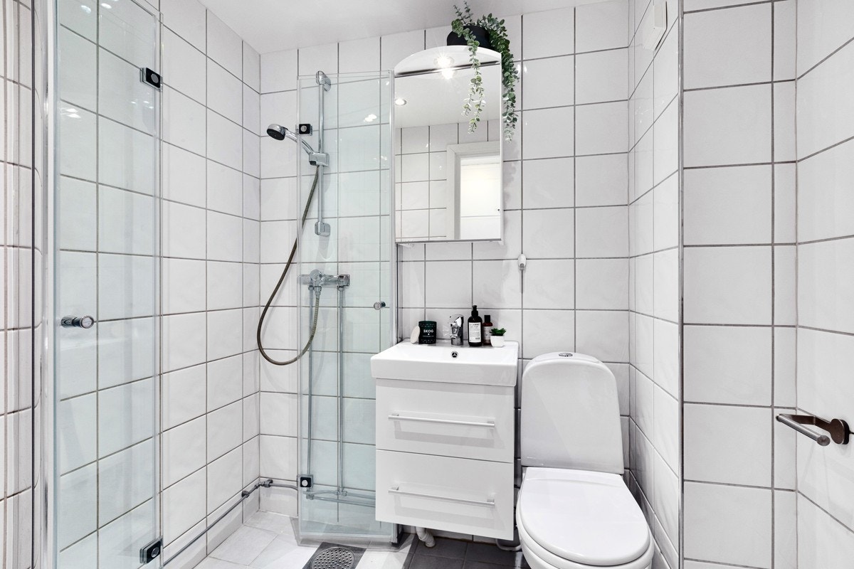 Pent flislagt bad, innredet med smakfulle flisvalg og moderne innredning. Galleribilde