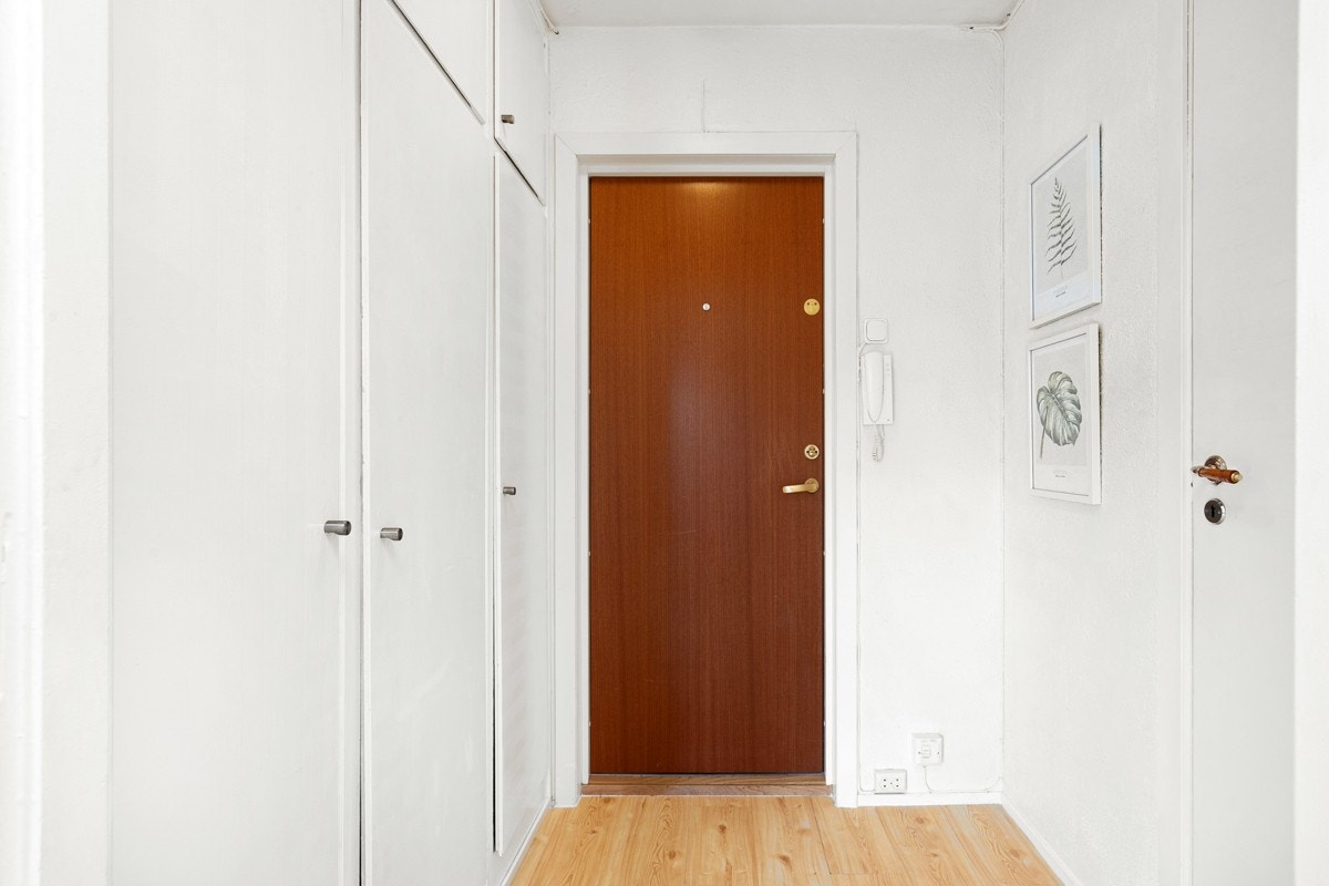 Lys og innbydende entré med plass til oppbevaring av sko og yttertøy. Galleribilde