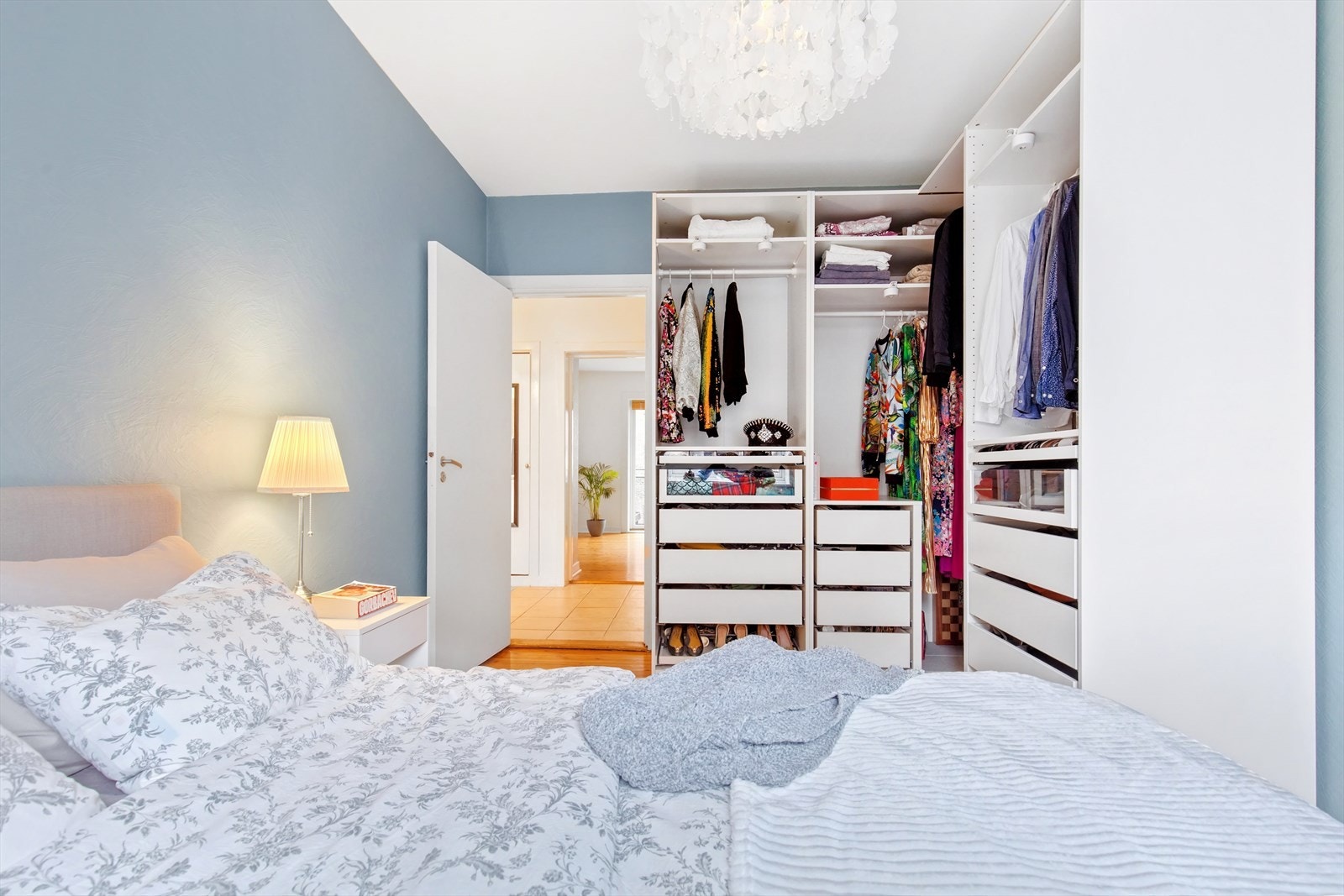 Godt med oppbevaringsplass det store garderobeskapene. Galleribilde