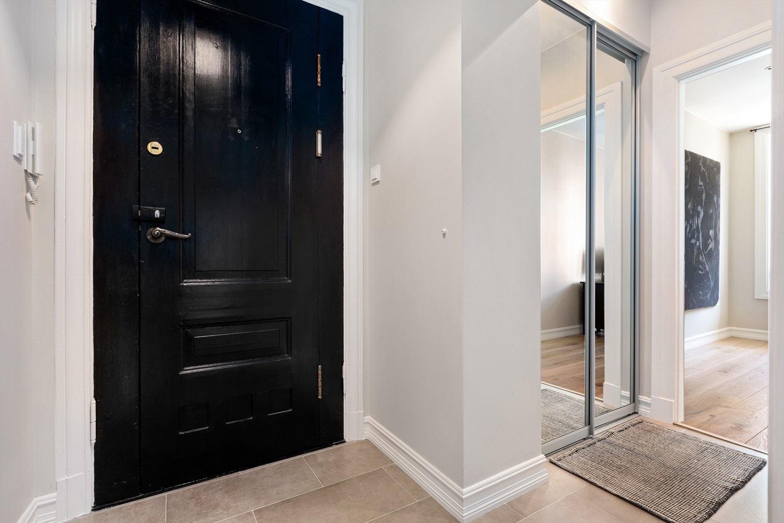 Innbydende entré med skyvedørsgarderobe. Galleribilde