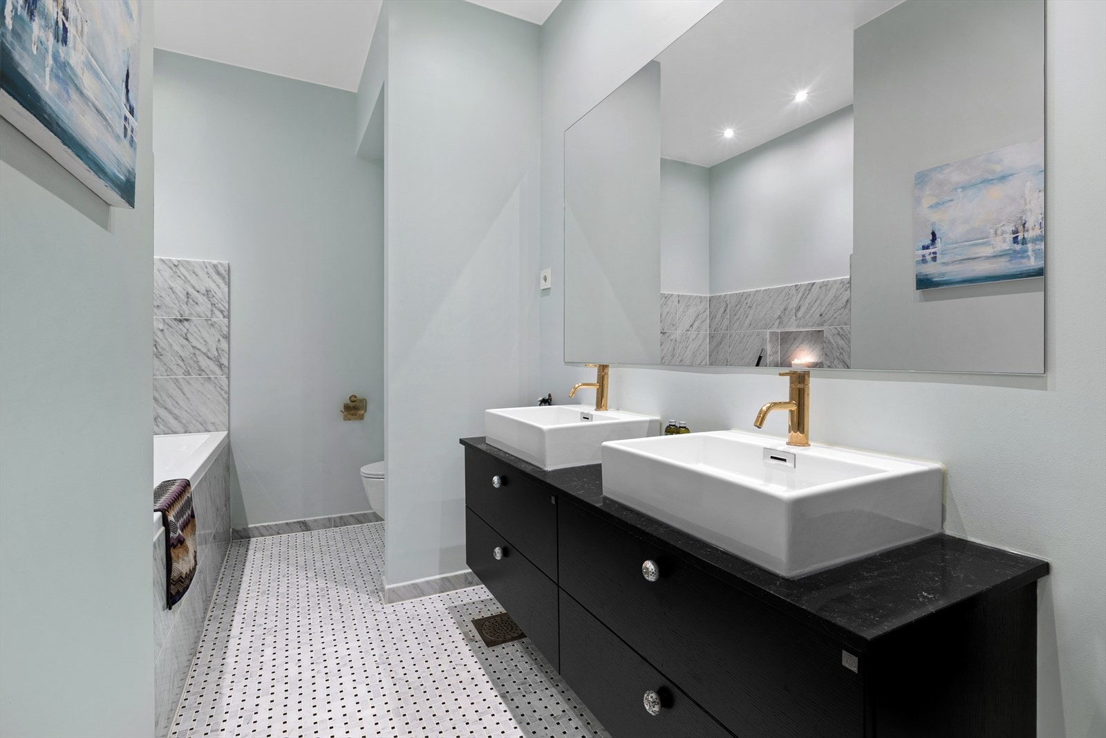 Vegghengt servantskap med doble ovenpåliggende servanter med ett-greps armaturer fra Tapwell. Galleribilde