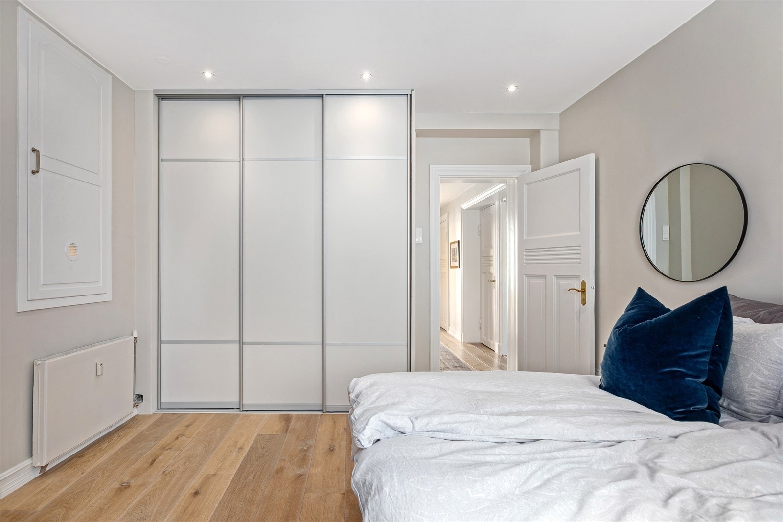 Praktisk skyvedørsgarderobe på soverom 2. Galleribilde