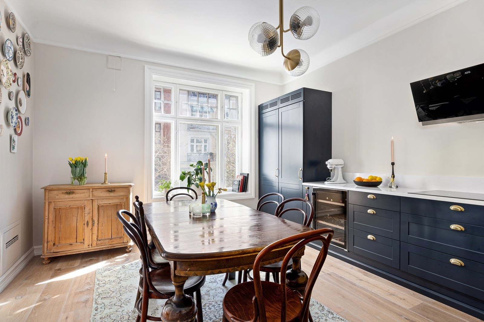 Integrerte kvalitetshvitevarer fra AEG - integrert komfyr i høyskap, nedfelt induksjonstopp med komfyrvakt, ventilator, oppvaskmaskin, samt integrert kjøleskap og fryser. Galleribilde