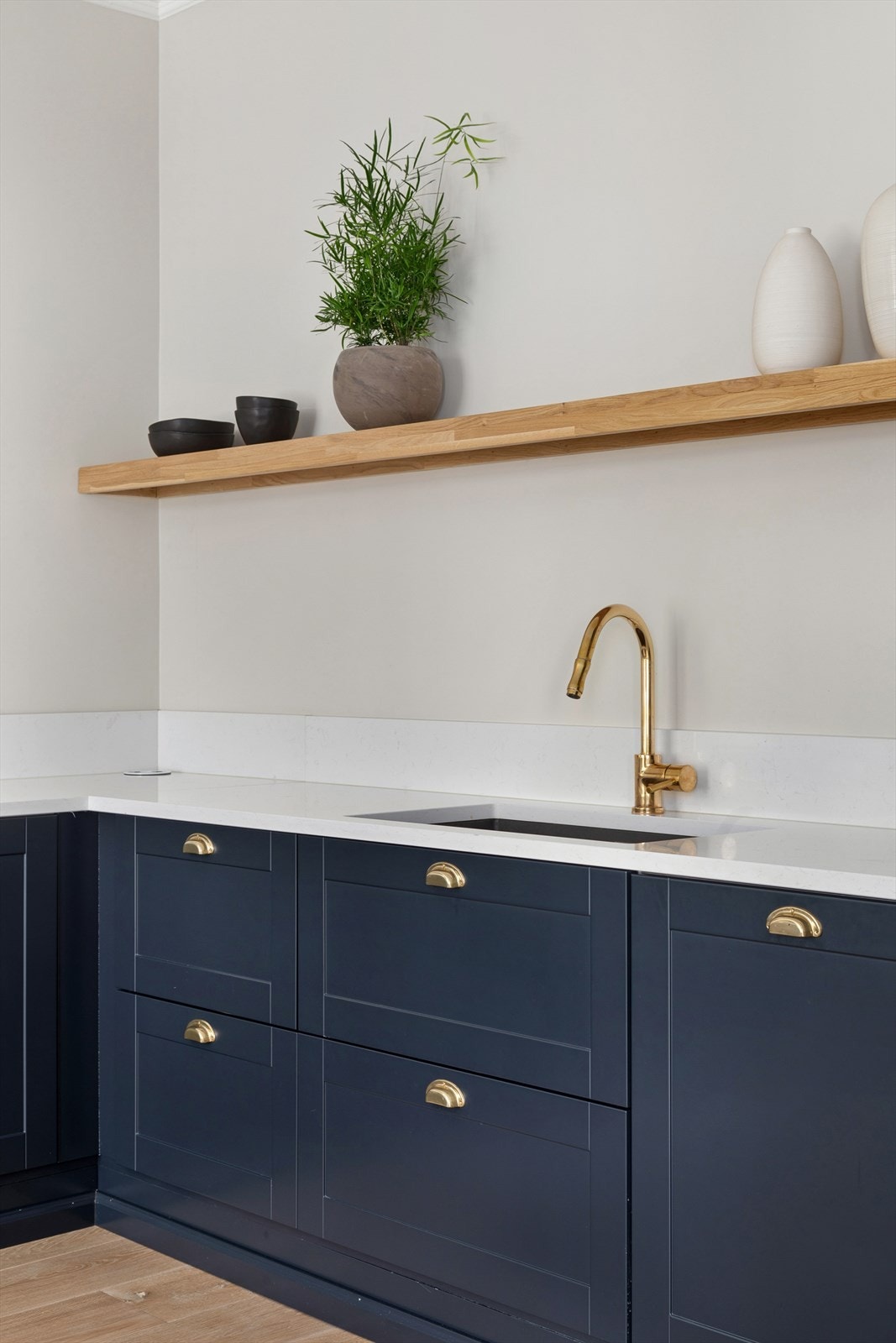 Underlimt oppvaskkum med ett-greps armatur fra Tapwell. Nedfelte stikkontakter i benkeplate. Galleribilde